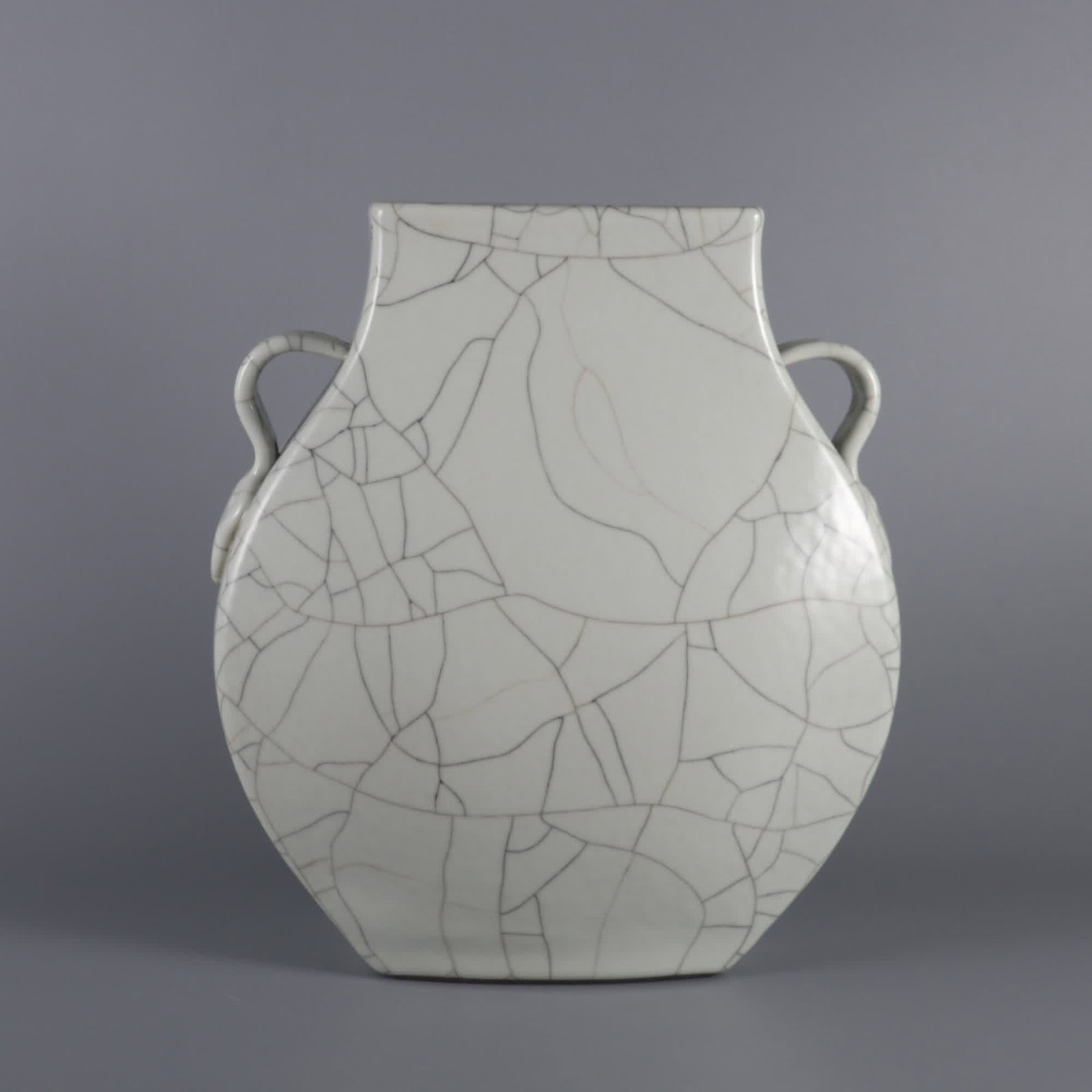 A square bottle made in the Qing Yongzheng era imitation official glaze ruyi ear (1 of 10)