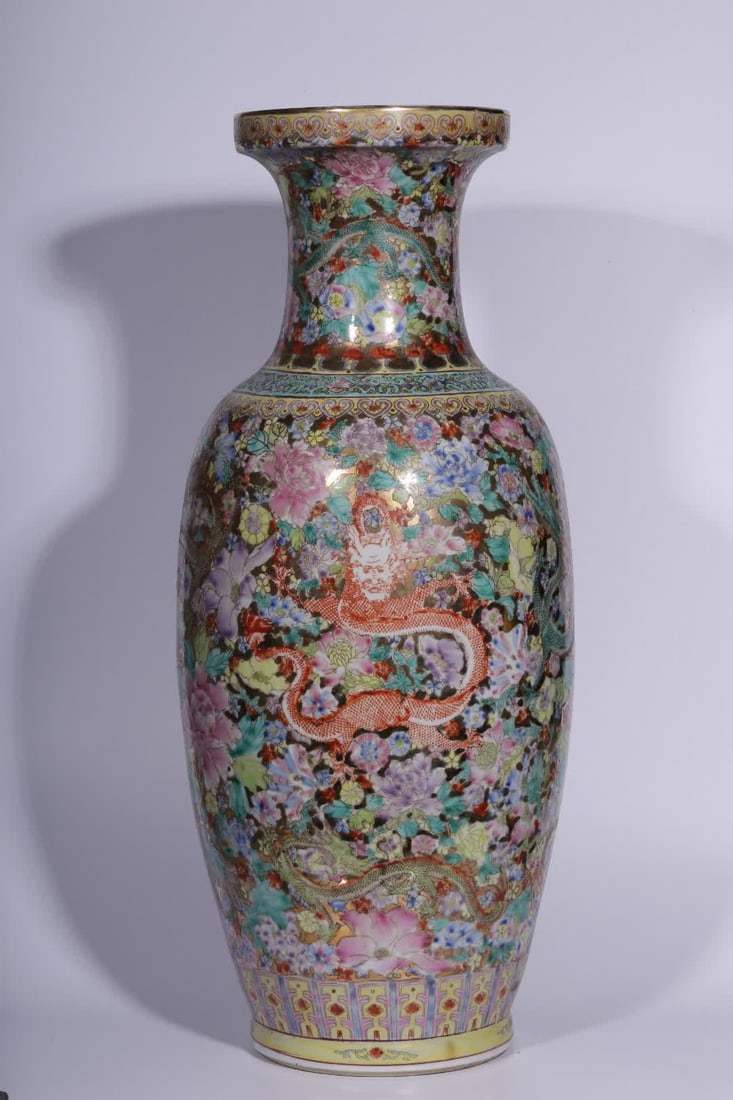 A Qing Dynasty "Yongzheng Year" gold background pastel hundred flowers do not fall to the ground,: Qing Dynasty "Yongzheng Year System" model gold ground pastel hundred flowers do not fall to the ground dragon wearing pattern appreciation bottle as a handicap, neck, shoulder, arc belly, bottom is a