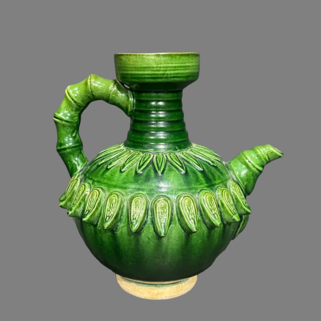 A Tang Dynasty three-color pot: Tang Dynasty three-color pot SIZE: H:21cm W:19cm (The Dimensions Of All Batches Are Manually Measured.If You Need More Detailed Information, Please Contact Our Customer Service Before Bidding.)