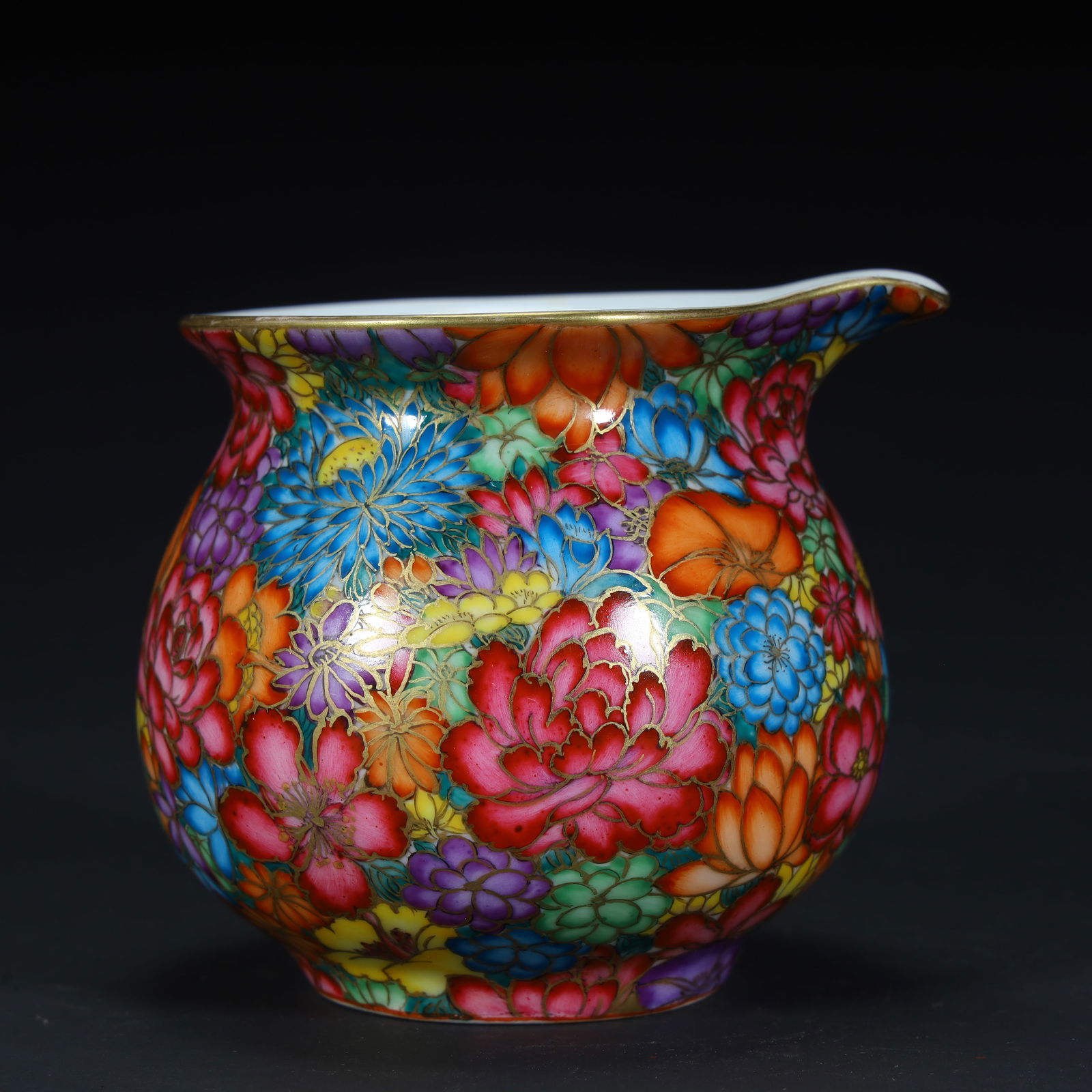 A Qing Dynasty Qianlong enamel color "Hundred Flowers Do Not Fall" fair cup: Qing Dynasty Qianlong enamel color "Hundred flowers do not fall to the ground" fair cup SIZE: H:7cm L:8cm W:7.5cm W:91.7g (The Dimensions Of All Batches Are Manually Measured.If You Need More Detailed