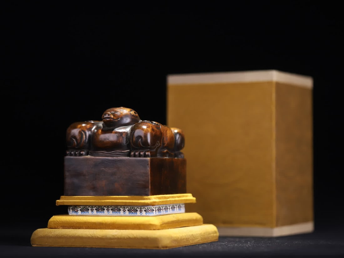 A Qing Dynasty Huanghuali beast button seal: Qing Dynasty Huanghuali Beast Button Seal Made of Huanghuali Wood The texture is clear and the texture is hard and delicate, the seal button is carved with a circle carving process, the seal surface i