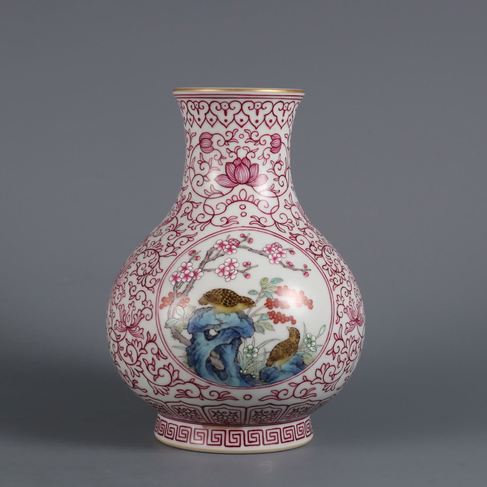 A Qing Qianlong year carmine red passionflower pattern consecrated pastel Anju Le Ye mustard bottle: Qing Qianlong year carmine red passionflower pattern consecrated pastel peace and contentment SIZE: H:17.8cm abdominalD:12.5cm mouthD:6.5cm (The Dimensions Of All Batches Are Manually Measured.If You
