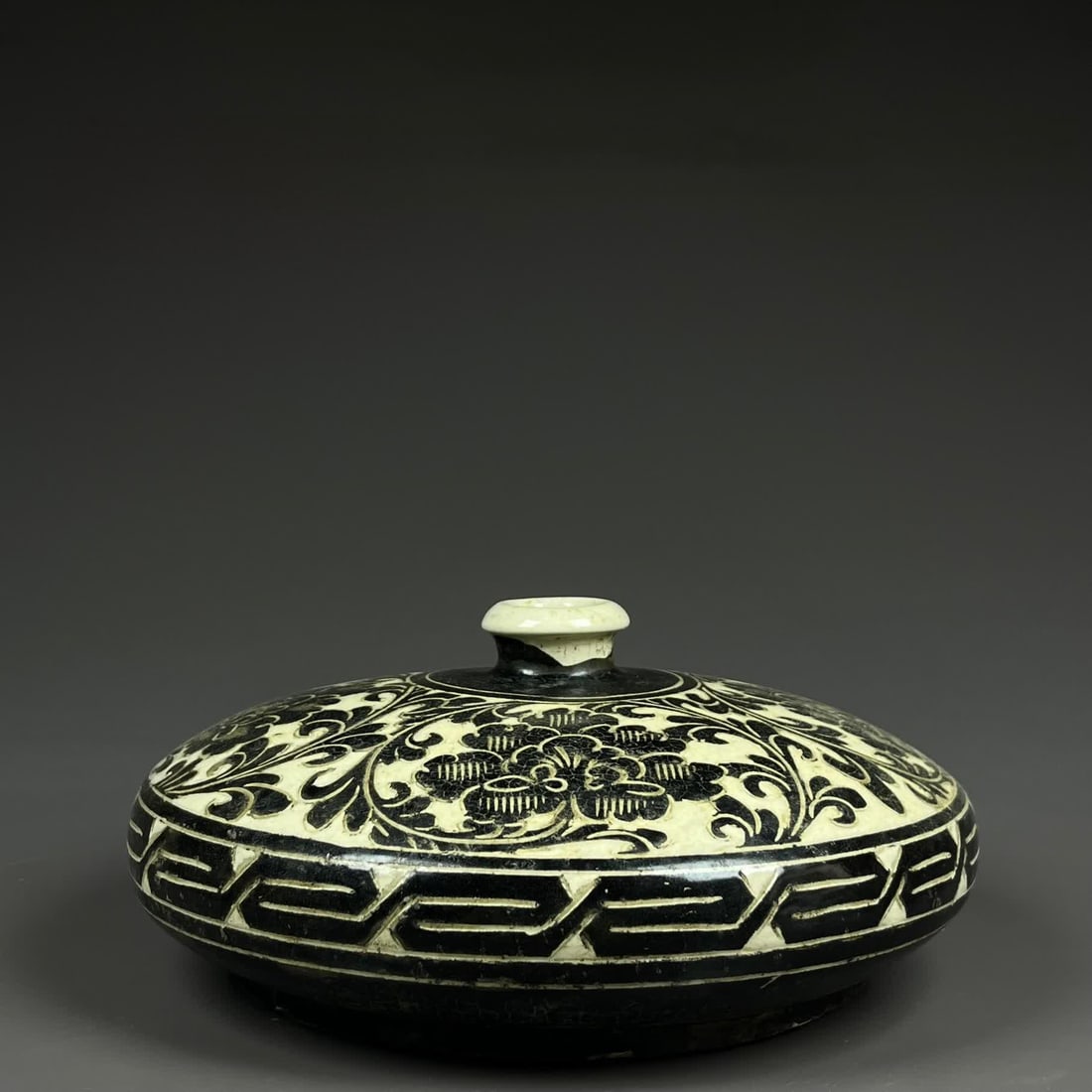 A peony pattern lying pot in the Song Cizhou kiln (1 of 9)