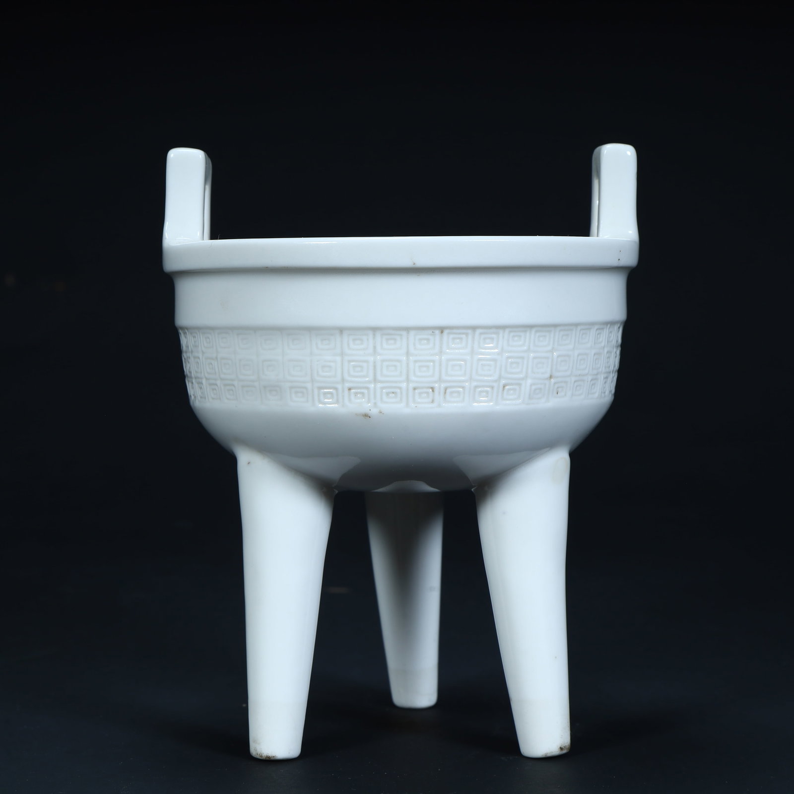 A piece of Qingdehua white porcelain imitation Xuande tripod furnace (1 of 10)