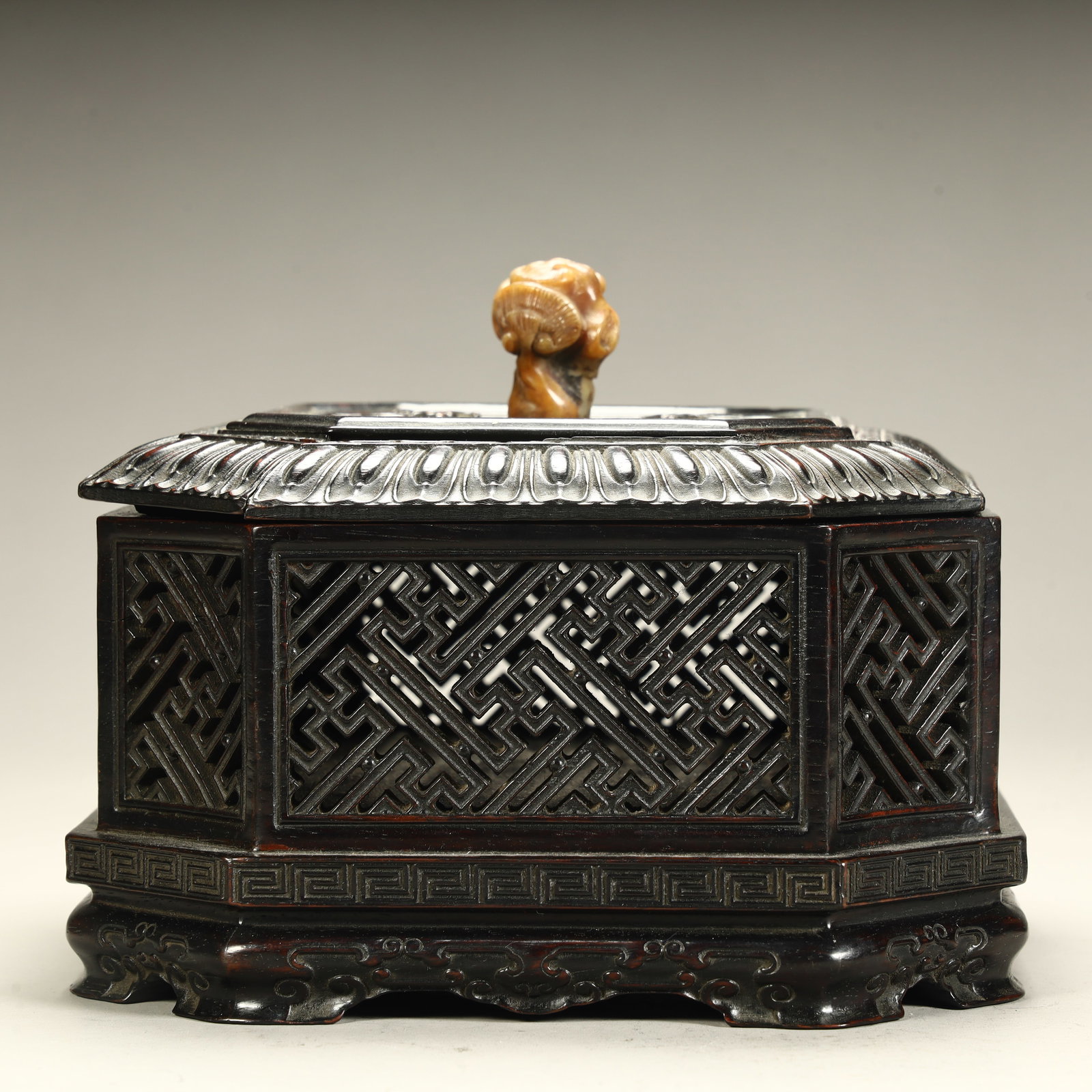 A Qing Dynasty rosewood hollow aromatherapy box with Shoushan stone sheep head button (1 of 9)