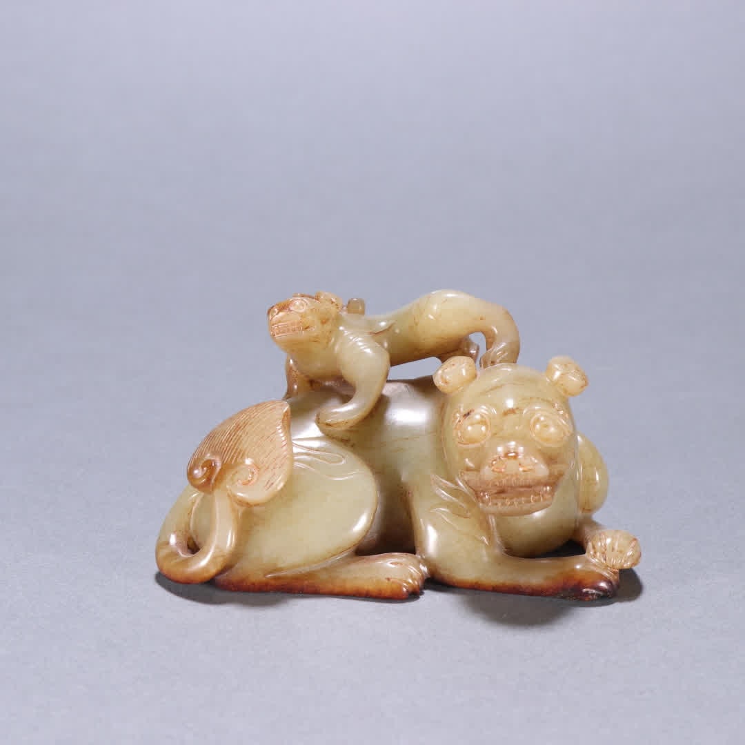 A Qing Dynasty Hetian jade mother beast ornament (1 of 9)