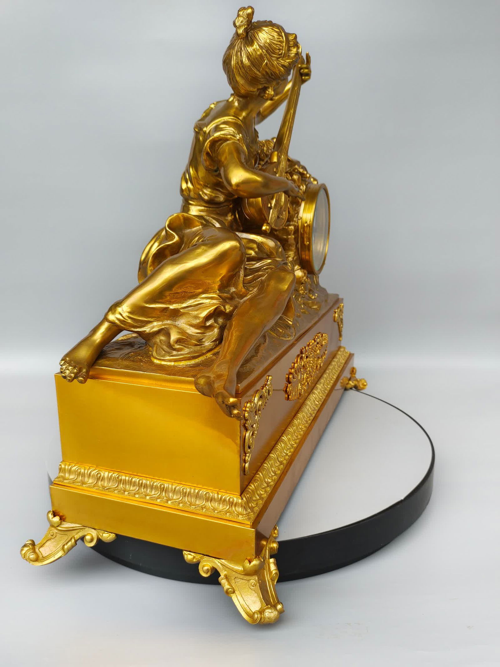 A classical European mechanical table clock - 3