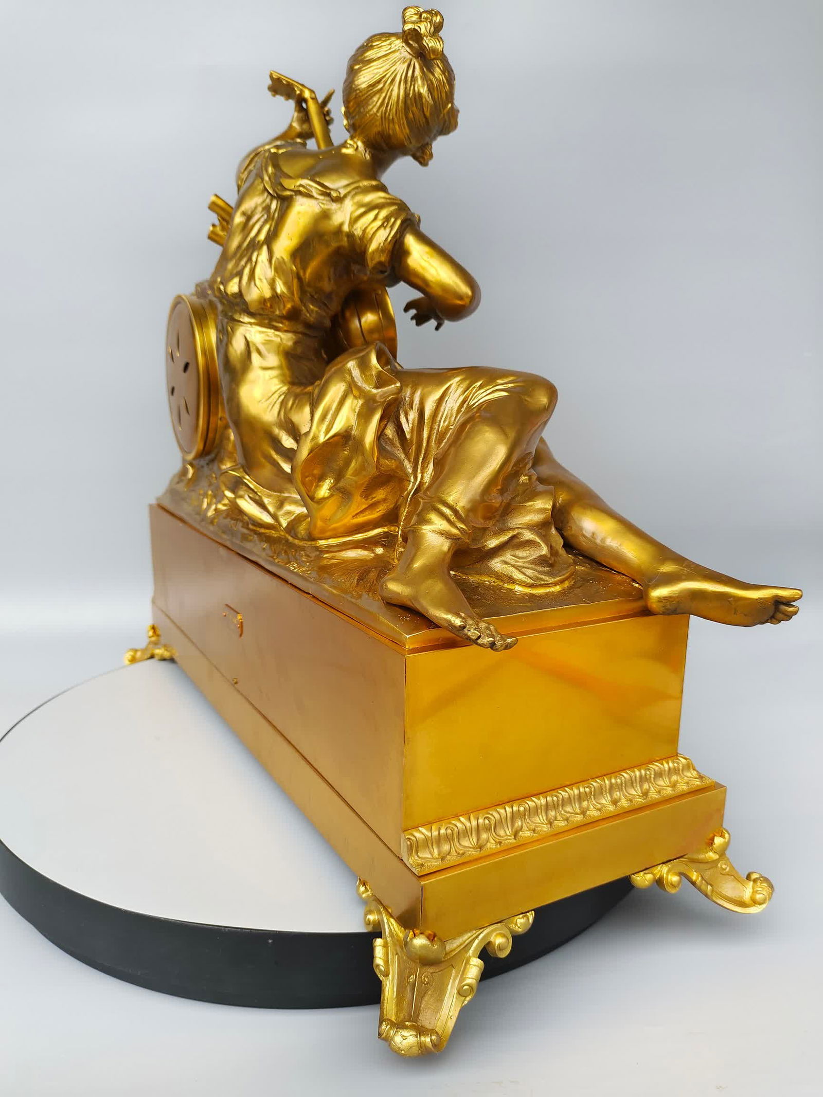 A classical European mechanical table clock - 4