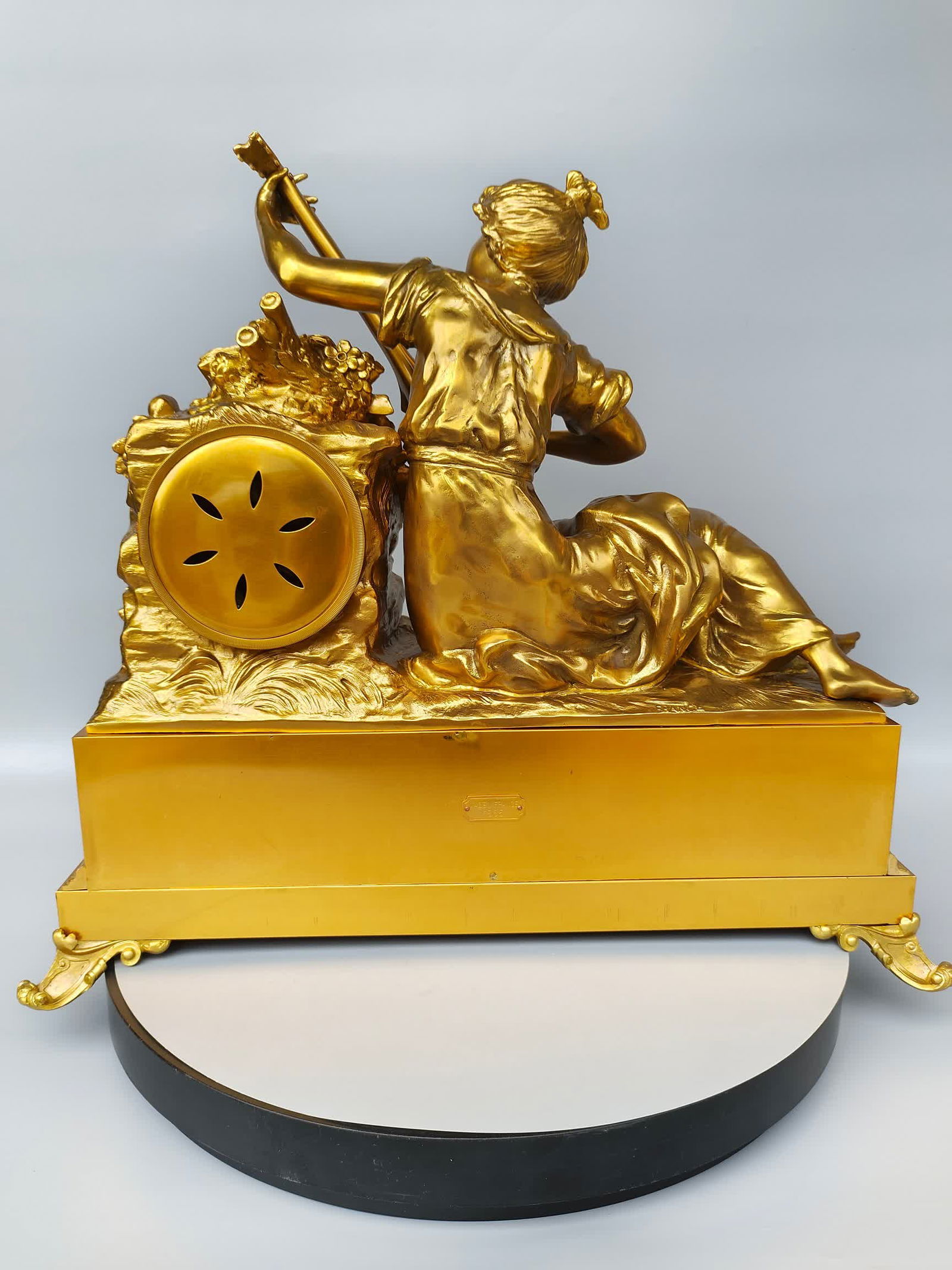 A classical European mechanical table clock - 5