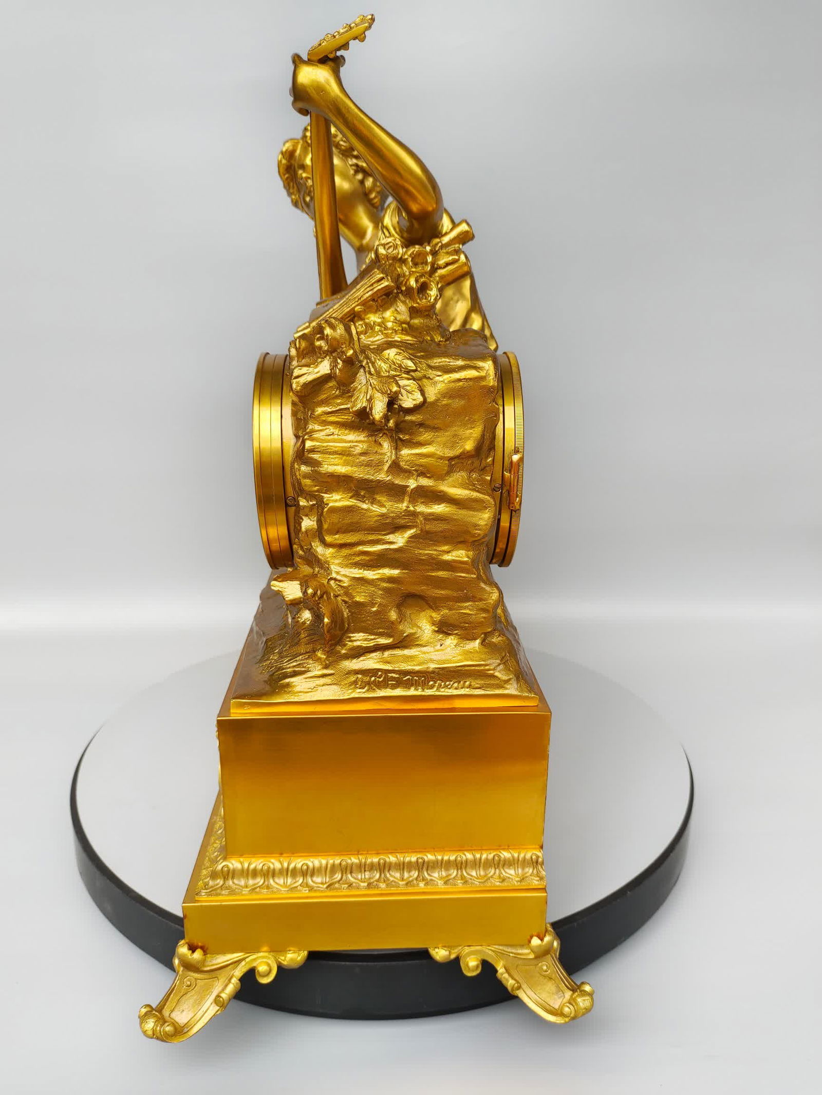 A classical European mechanical table clock - 7