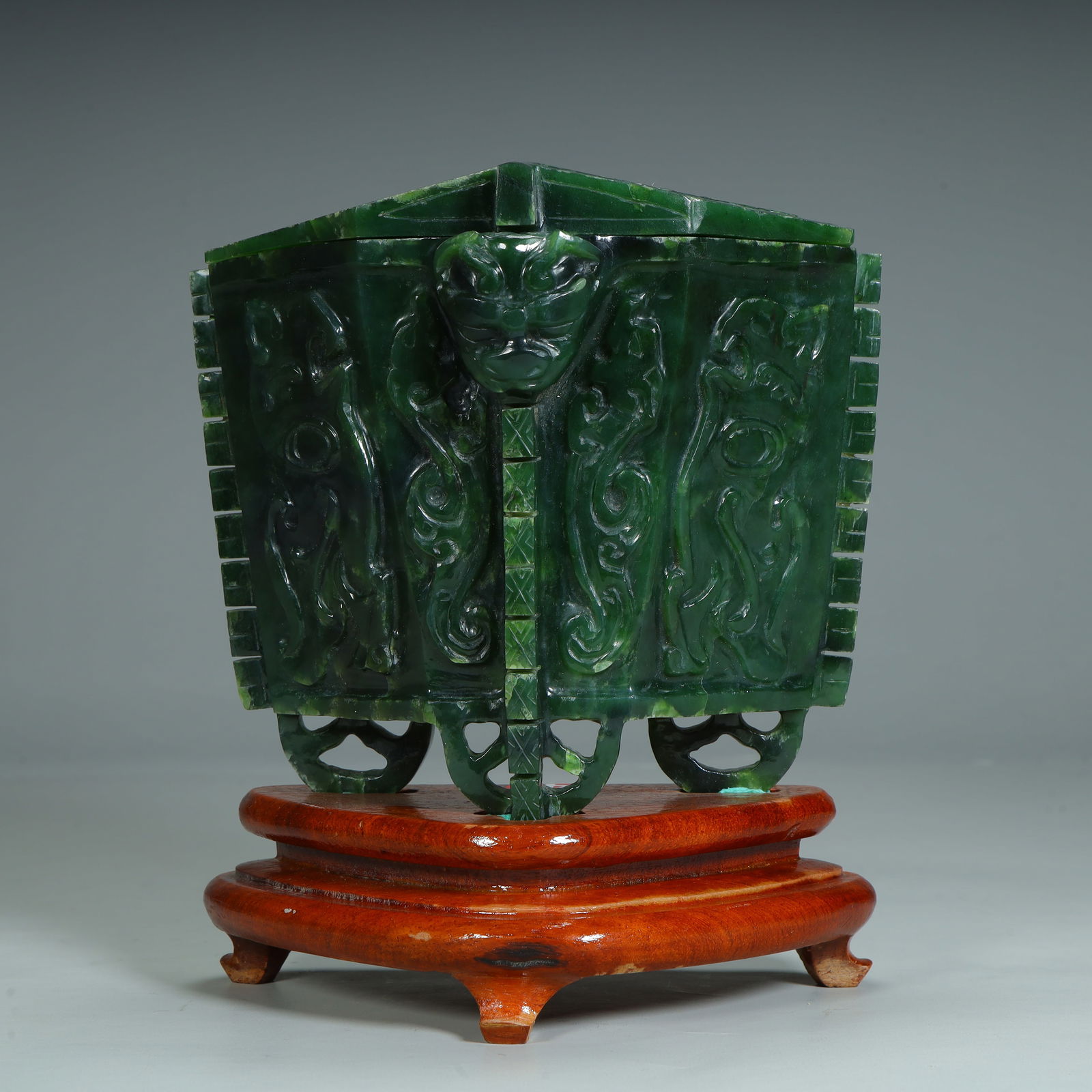 A jasper carved antique Kuilong-pattern square Yi-style cover: Jasper carved antique Kuilong pattern square Yi-style lid SIZE: H:17cm L:14cm W:8cm W:941g (The Dimensions Of All Batches Are Manually Measured.If You Need More Detailed Information, Please Contact Ou