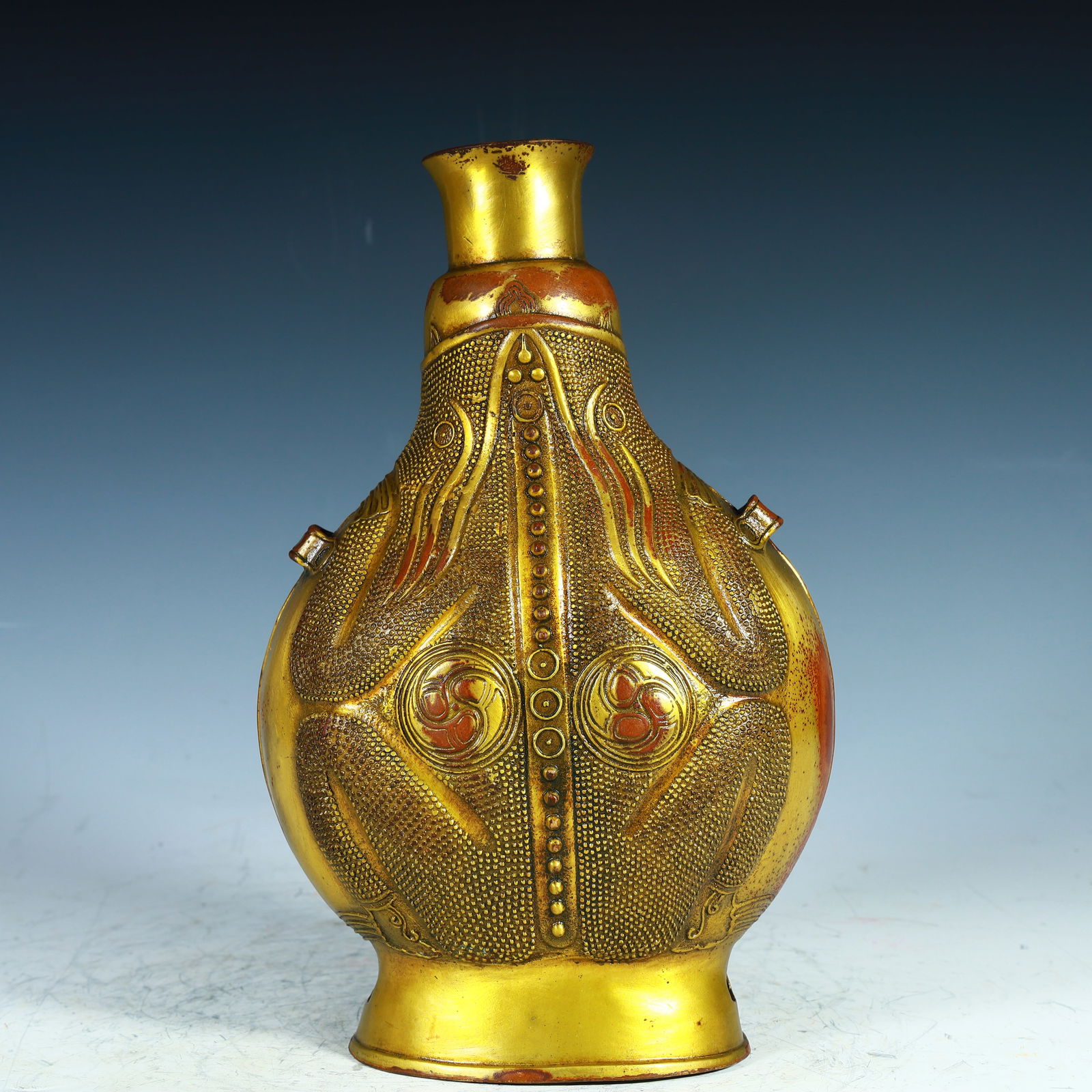 A Qing Dynasty copper-gilt golden toad pattern appreciation vase: Qing Dynasty copper gilt golden toad pattern appreciation vase SIZE: H:26cm L:17cm W:9cm W:1.6kg (The Dimensions Of All Batches Are Manually Measured.If You Need More Detailed Information, Please Cont