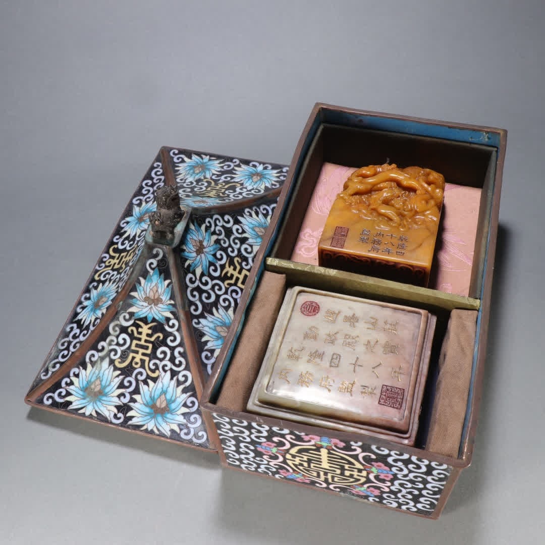 A Qing Dynasty Tian Huang Shilong play ball button seal: Qing Dynasty Tian Huang Shilong play ball button seal SIZE: H:11.4cm W:7.3cm W:1300.2g (The Dimensions Of All Batches Are Manually Measured.If You Need More Detailed Information, Please Contact Our Cu