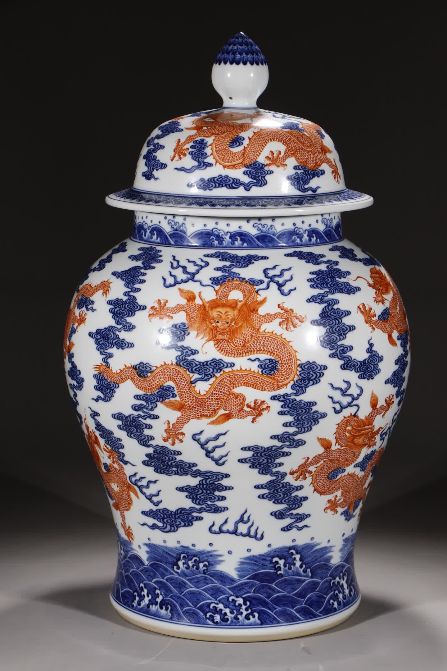 A piece of Qing Qianlong blue and white Xingyun Sail Red Kowloon General jar. (1 of 9)