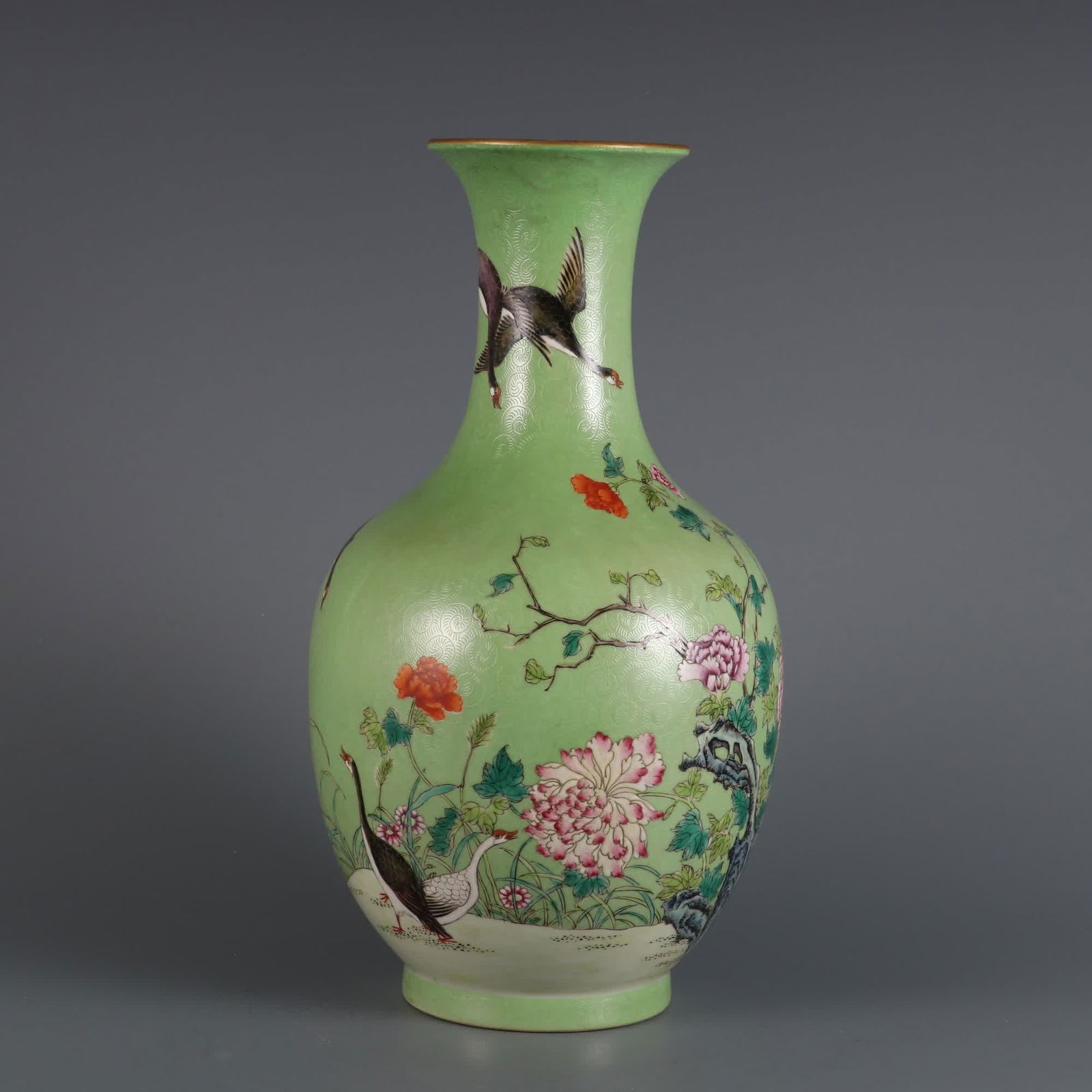 A Qing Qianlong year green space pickup peony and goose picture appreciation vase (1 of 9)