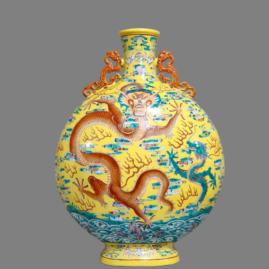 A Qing Dynasty Qianlong yellow-glazed Canglong godson picture moon holding vase (1 of 9)