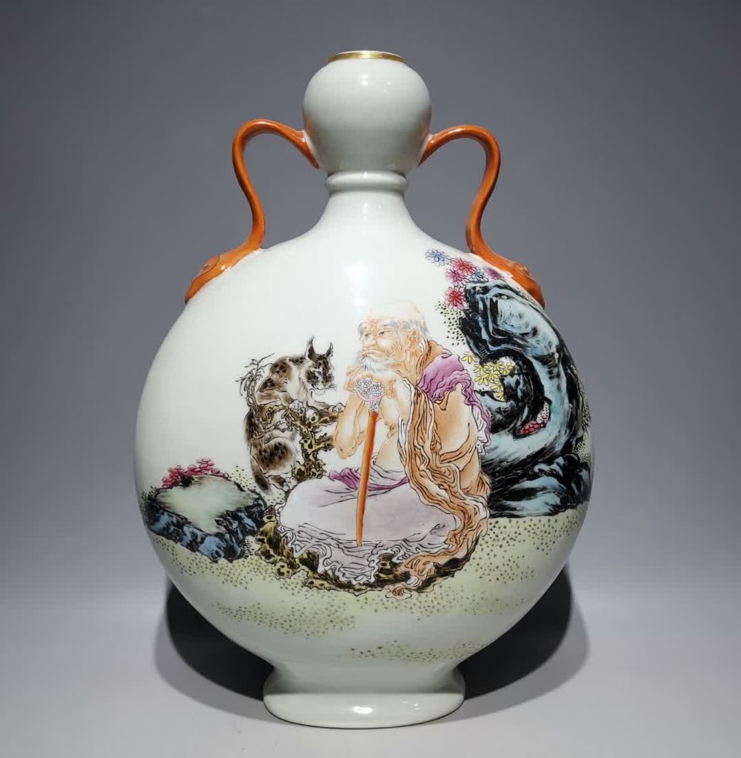 A pastel Arhat picture amphora made in the Qianlong period of the Qing Dynasty: Qianlong year of the Qing Dynasty pastel Arhat picture amphora flat bottle SIZE: H:40.5cm W:29.5cm (The Dimensions Of All Batches Are Manually Measured.If You Need More Detailed Information, Please Co