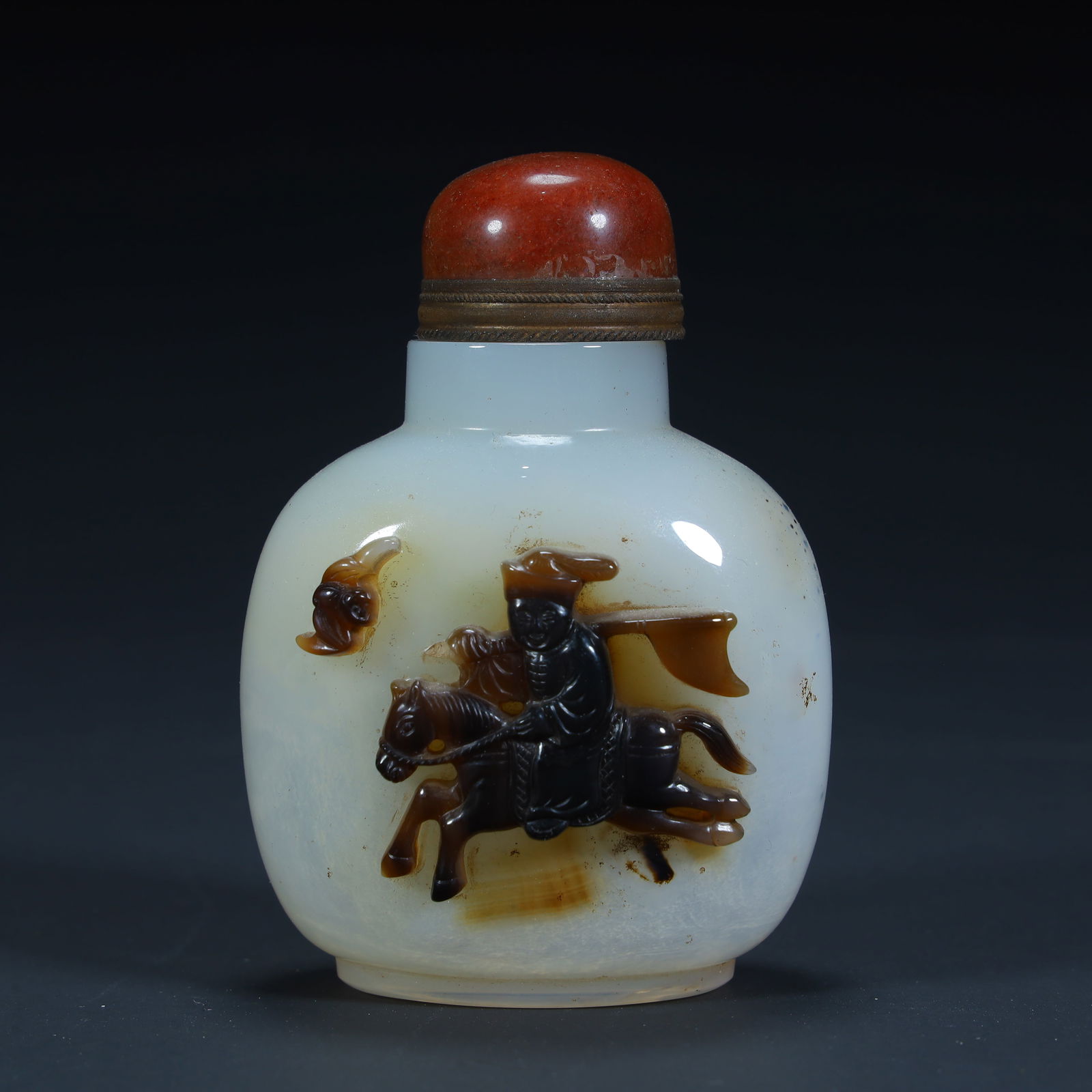 A Qing Dynasty agate carving "Immediately Fenghou" patterned snuff bottle (1 of 11)