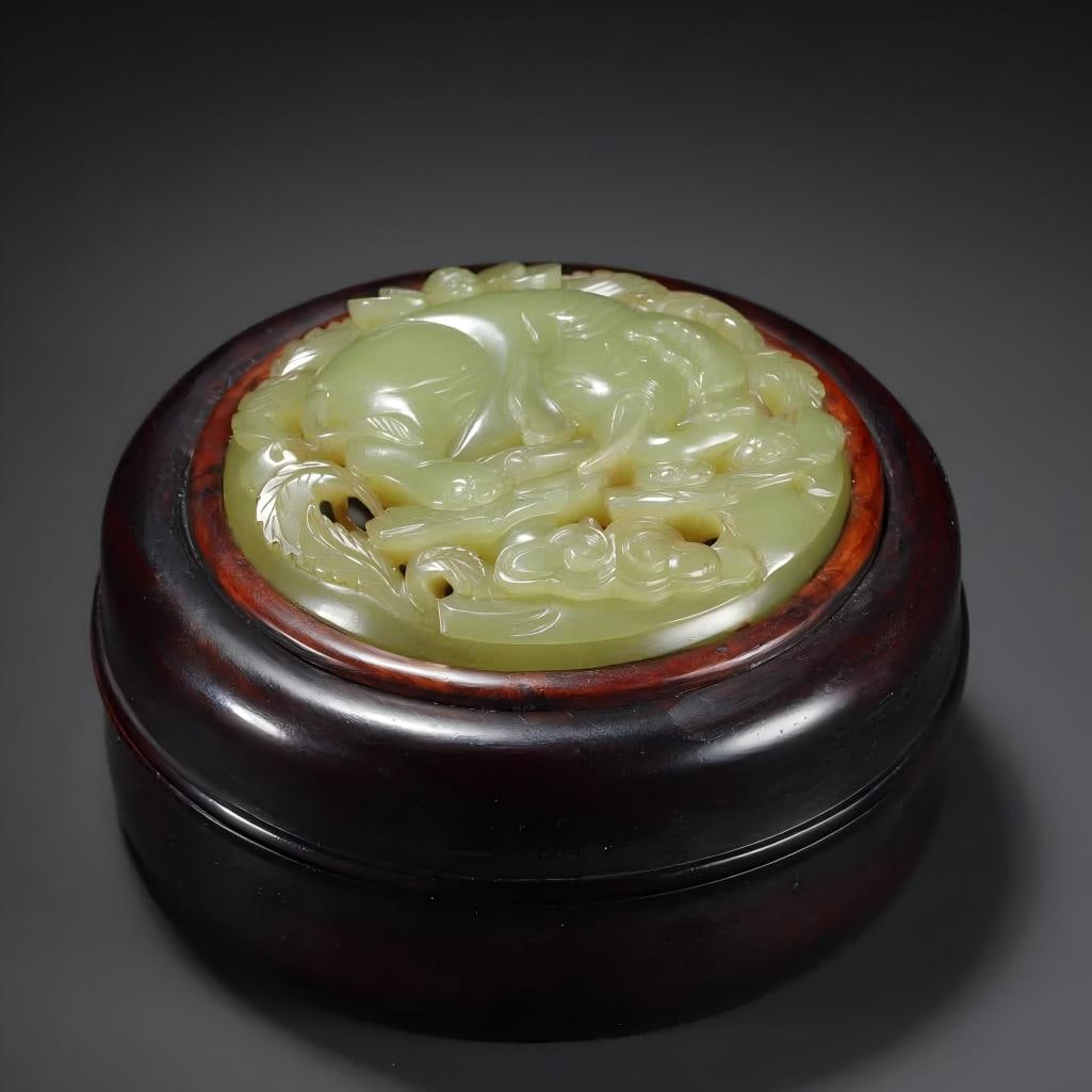 A Qing Dynasty rosewood inlaid topaz Taiping has an elephant powder box (1 of 7)