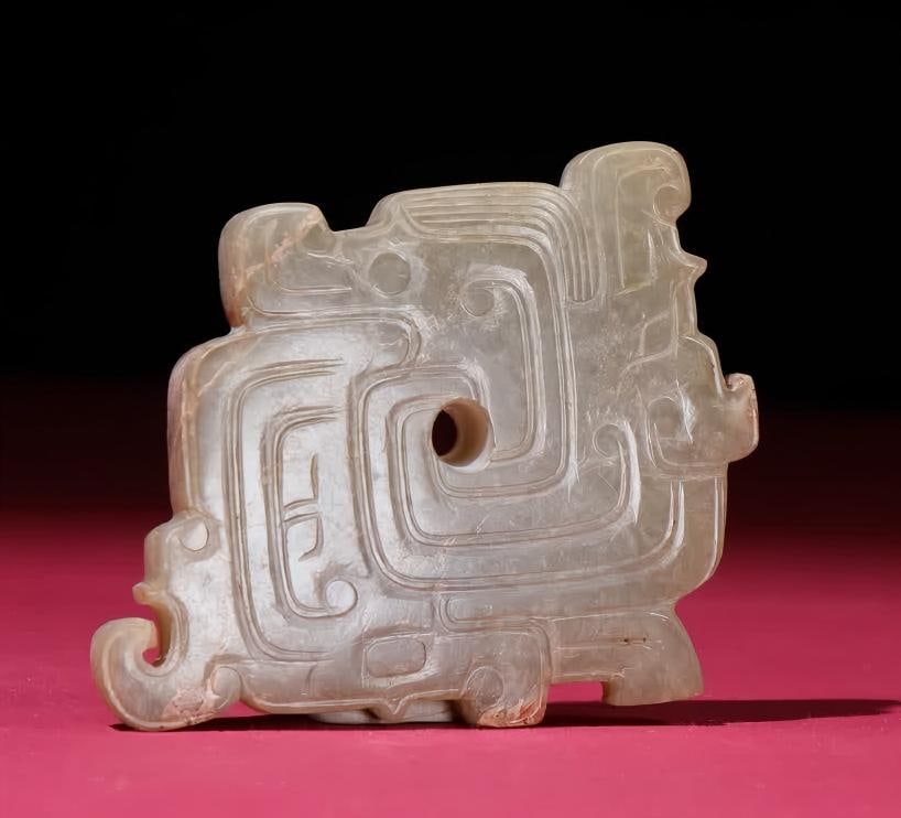 A Han Dynasty dragon pendant (1 of 9)