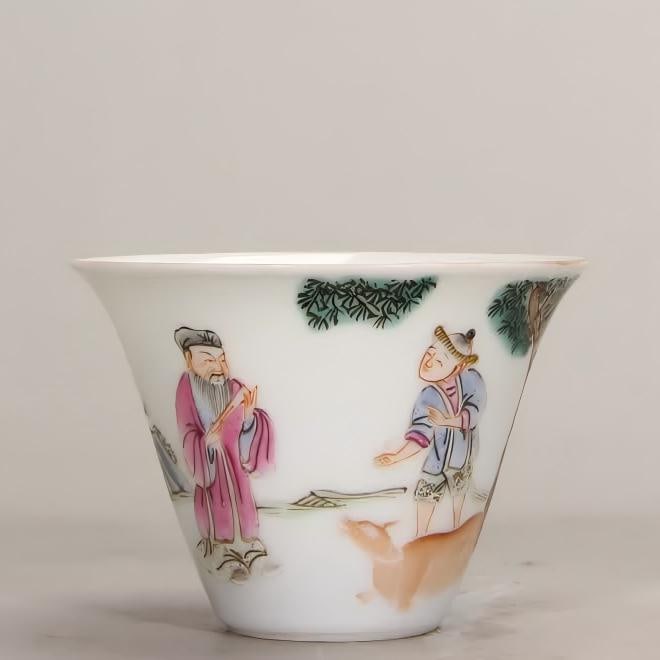 A late Qing Dynasty pastel figure picture story bucket hat cup: Late Qing Dynasty pastel character picture story bucket hat cup SIZE: H:4.8cm mouthD:6.8cm (The Dimensions Of All Batches Are Manually Measured.If You Need More Detailed Information, Please Contact Ou