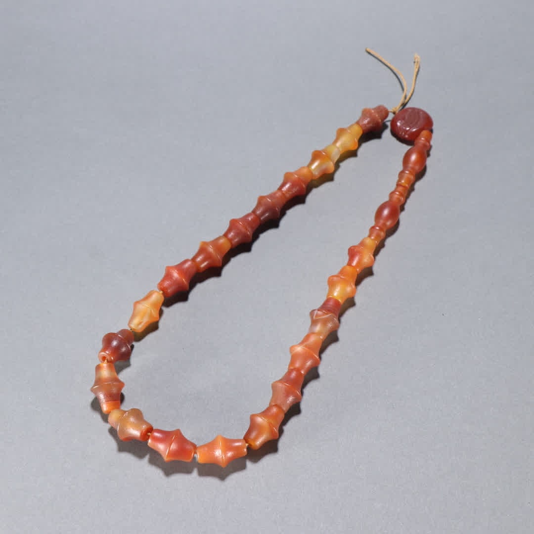 A Qing Dynasty agate necklace (1 of 9)