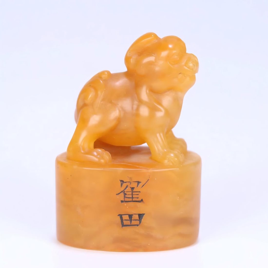 A Qing Dynasty famous Qingtian (Lingao) model Shoushan Tian Huangshi beast button seal: Qing Dynasty Famous Artist Tianxian (Lingao) Style Shoushantian Huangshi Beast Button Seal SIZE: 3.7x2.6x1.7cm W:19.5g (The Dimensions Of All Batches Are Manually Measured.If You Need More Detailed In