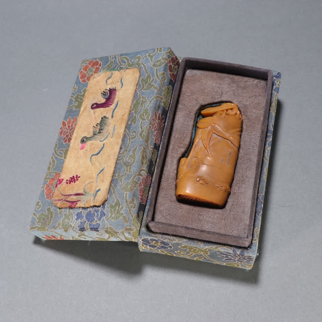 A Qing Dynasty Tian Huang stone bamboo joint pattern cicada button seal (1 of 9)