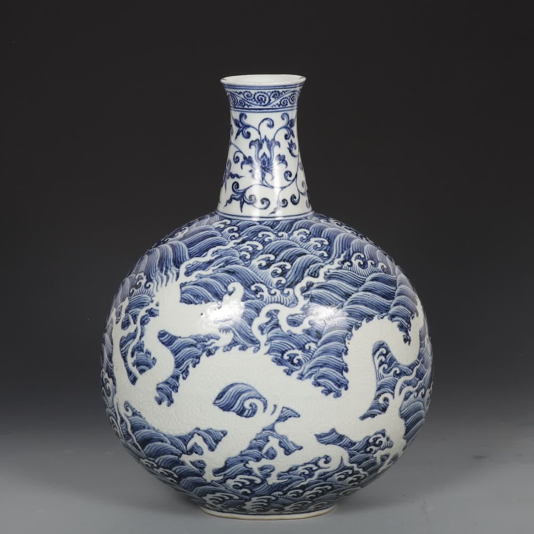 A large flat bottle with a blue and white seawater dragon pattern in the Ming Yongle Dynasty (1 of 9)