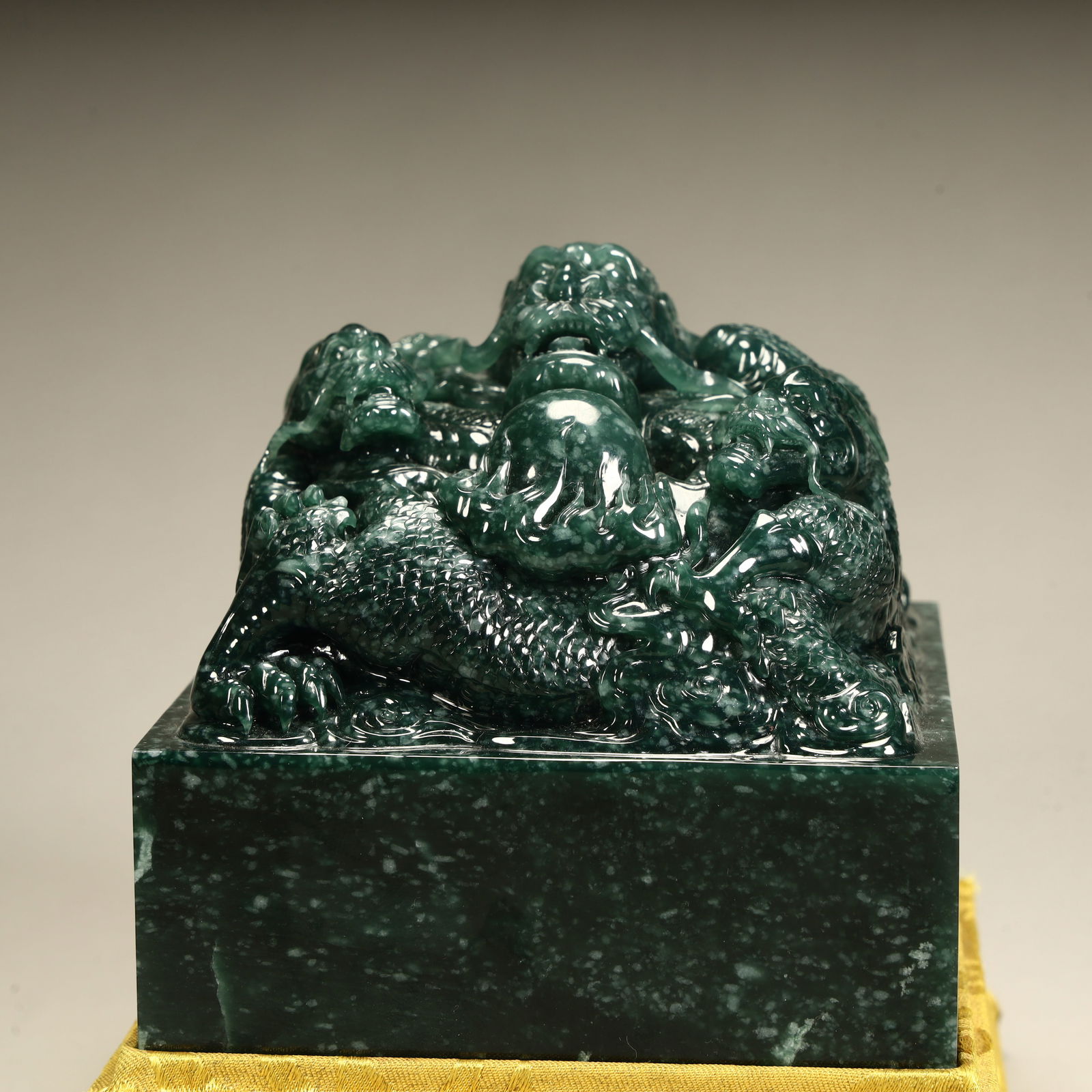 A Qing Dynasty Shoushan stone carved dragon button seal: Qing Dynasty Shoushan stone carved dragon button seal SIZE: H:10cm L:10cm W:10cm W:2122g (The Dimensions Of All Batches Are Manually Measured.If You Need More Detailed Information, Please Contact Our