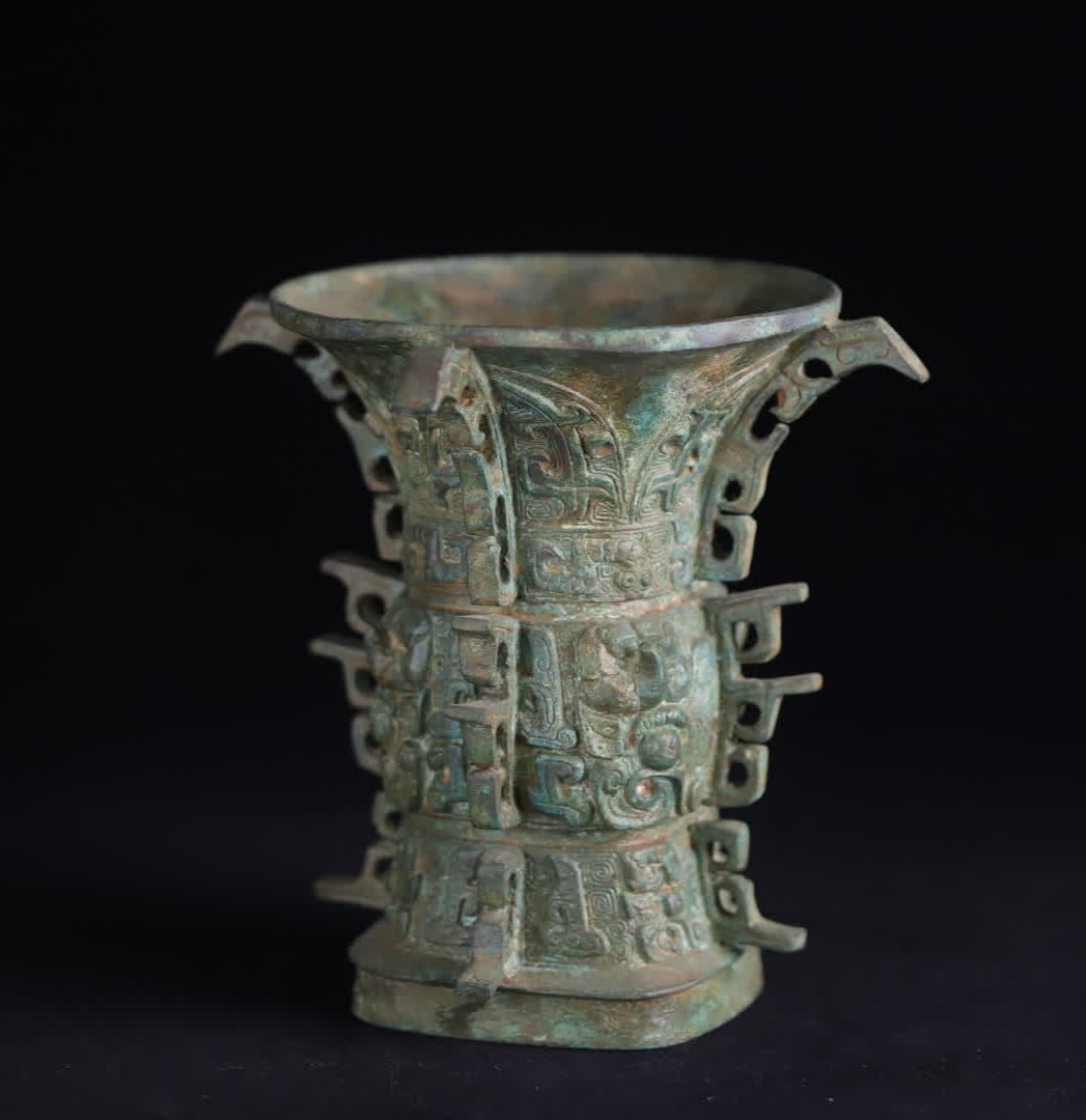 A piece of Shang Zhou bronze statue (1 of 9)