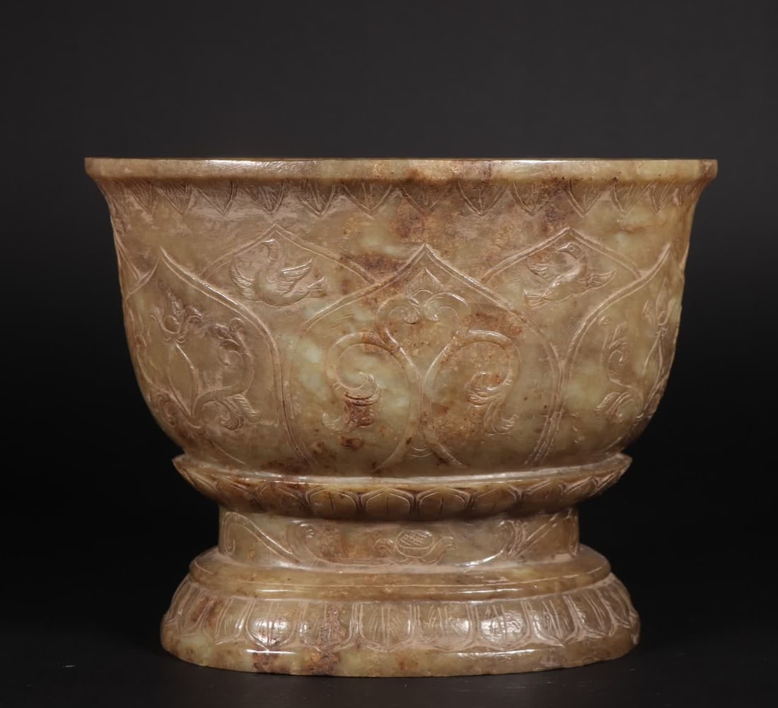 A tall bowl with a high ancient Hetian jade lotus pattern (1 of 9)