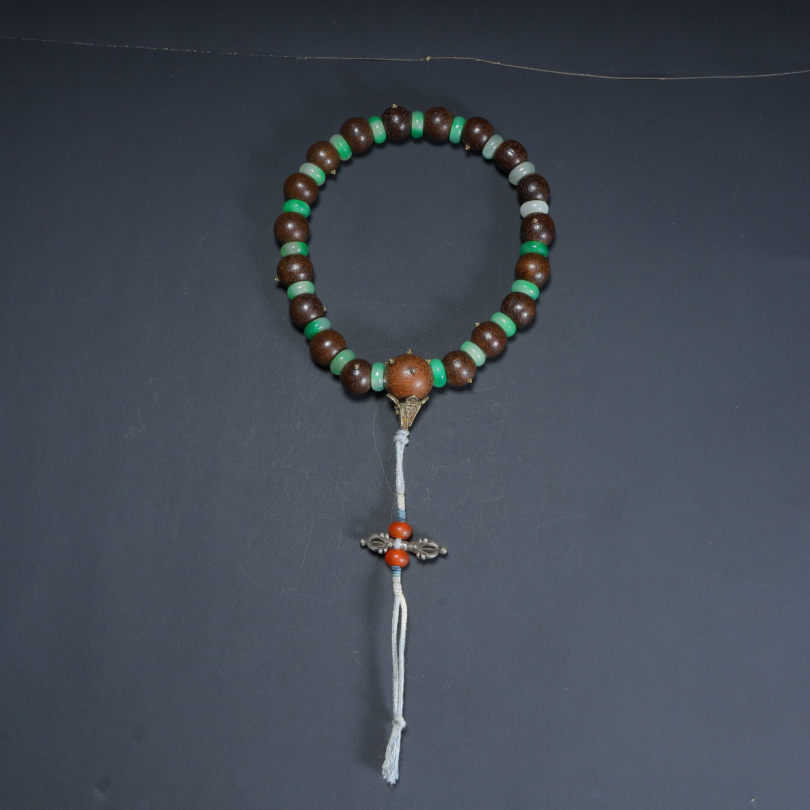 A piece of Qing Dynasty agarwood with a dragon horn Buddha string (carry-on prayer beads): Qing Dynasty agarwood with horned Buddha string (carry-on rosary) SIZE: Bead diameter 1.3cm W:42g (The Dimensions Of All Batches Are Manually Measured.If You Need More Detailed Information, Please Con