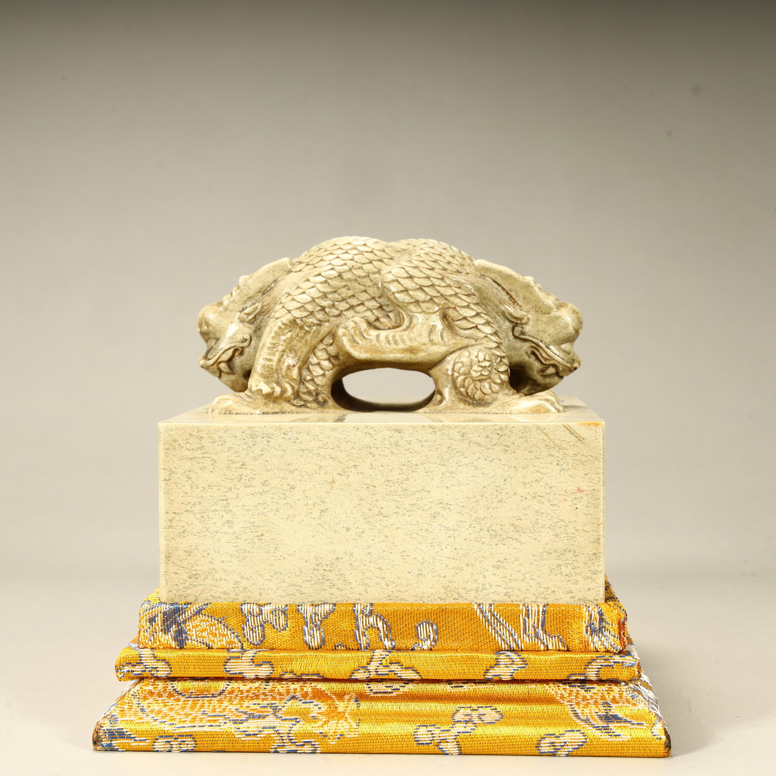 A Qing Dynasty fine Shoushan stone double cross-dragon button seal: Qing Dynasty boutique Shoushan stone double cross dragon button seal SIZE: H:7.5cm L:6.5cm W:6.5cm W:890g (The Dimensions Of All Batches Are Manually Measured.If You Need More Detailed Information, Pl