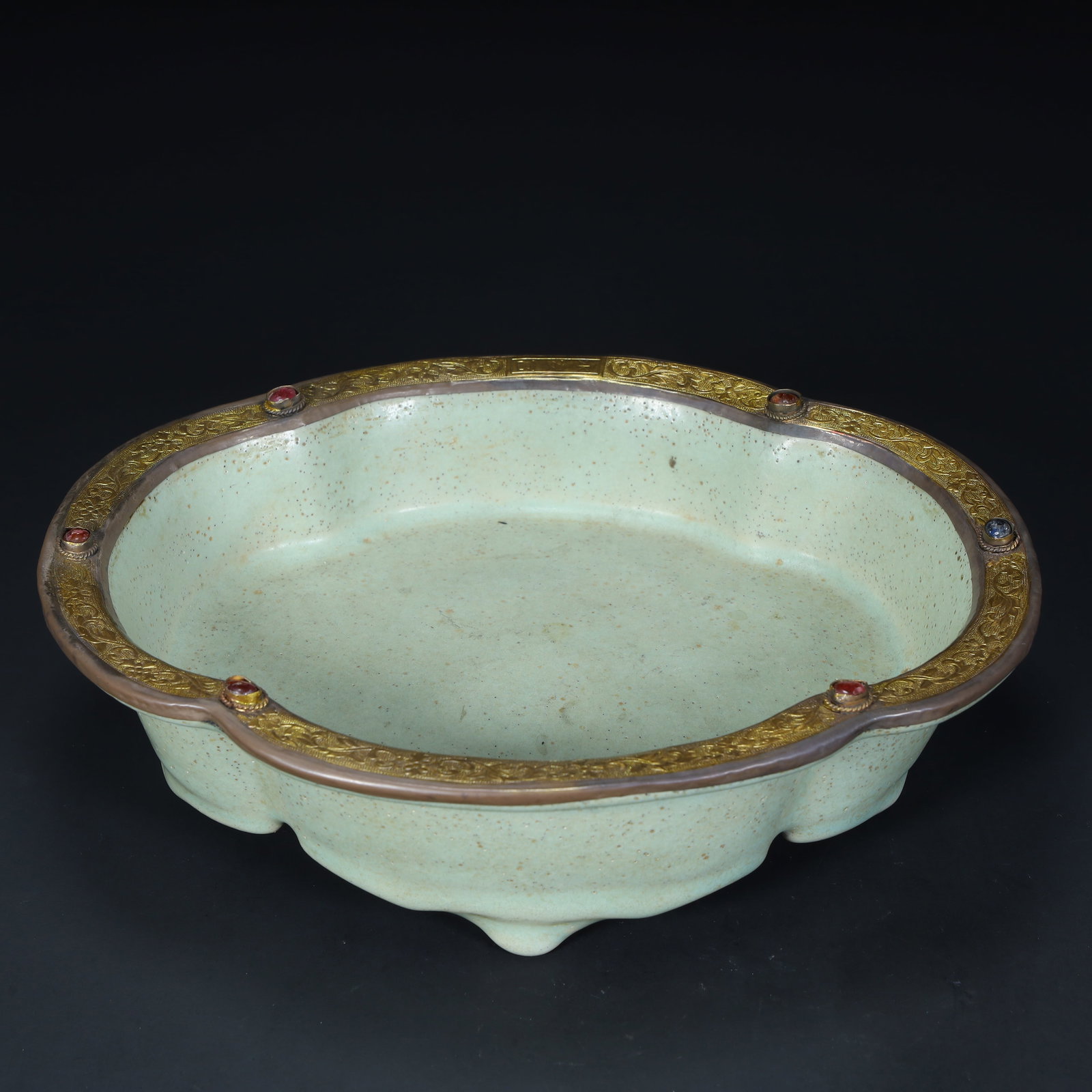 A piece of Song Dynasty Ru kiln flower mouth wash (with copper gilt inlaid jewelry pieces) (1 of 14)