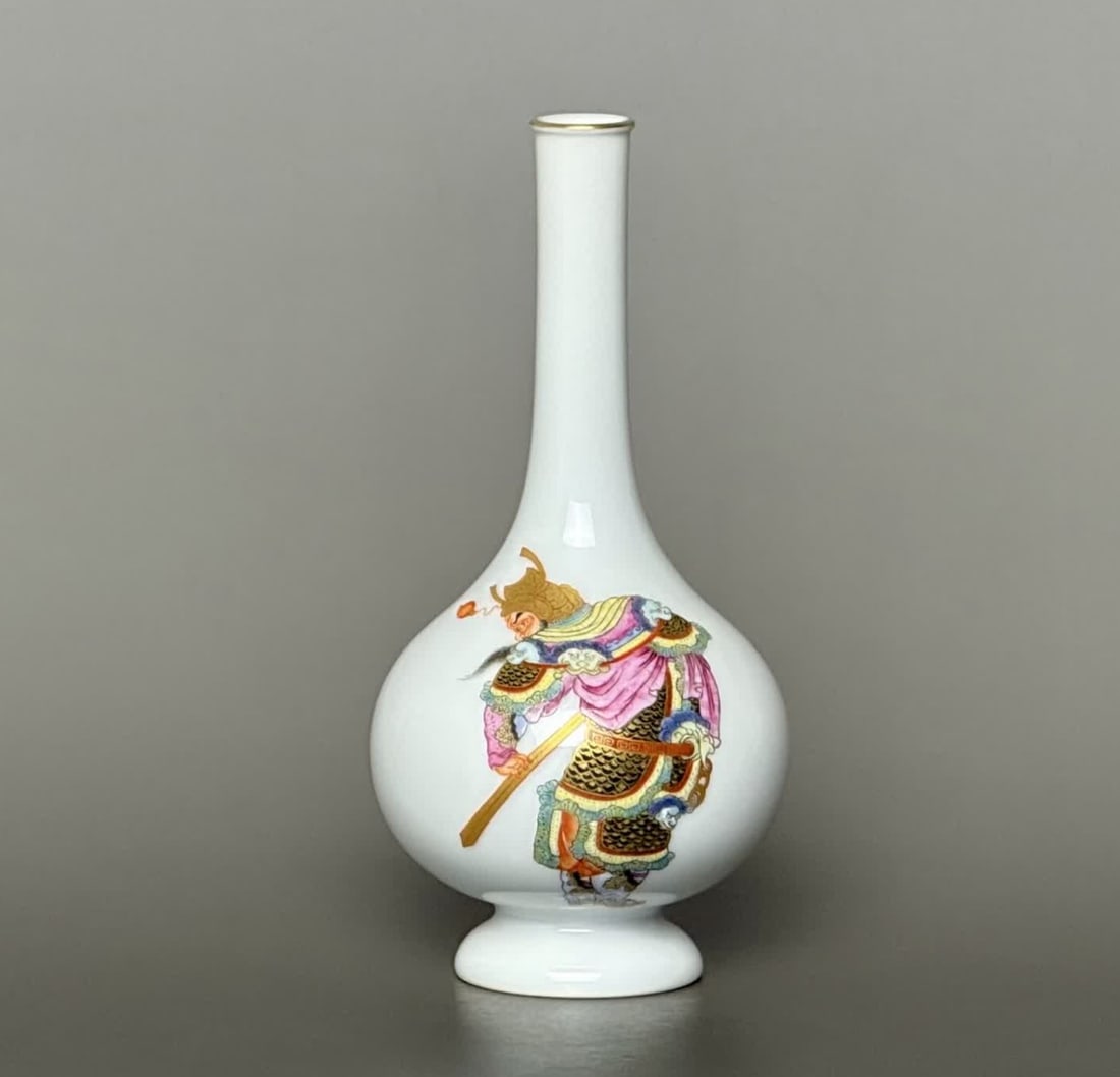 A Daoguang year pastel gold-painted Chu overlord Xiang Yu poetry gall bottle: Daoguang year system pastel gilded Chu overlord Xiang Yu poetry gall bottle SIZE: mouthD:1.7cm H:13.6cm abdominalD:6.8cm Bottom diameter 3.9cm (The Dimensions Of All Batches Are Manually Measured.If Y