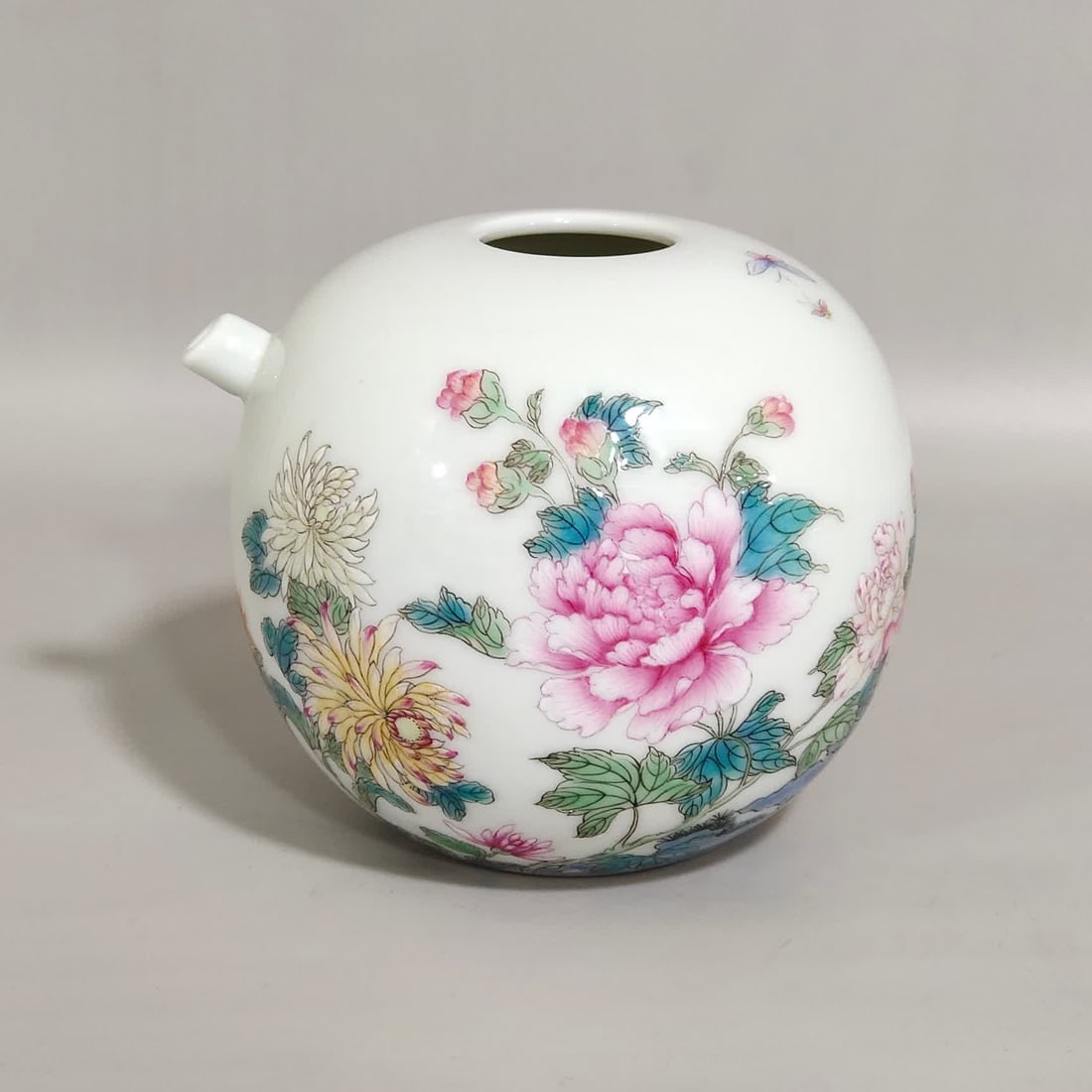 A Qing Dynasty Yongzheng butterfly flower picture water droplet: Qing Dynasty Yongzheng butterfly flower picture water droplet SIZE: H:8cm D:8.5cm (The Dimensions Of All Batches Are Manually Measured.If You Need More Detailed Information, Please Contact Our Custome