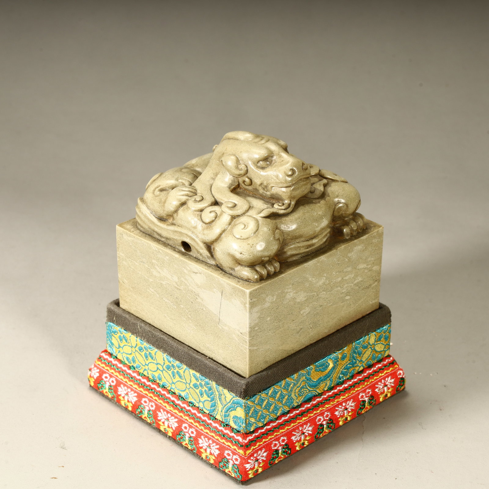 A Qing Dynasty fine Shoushan stone seal (1 of 8)