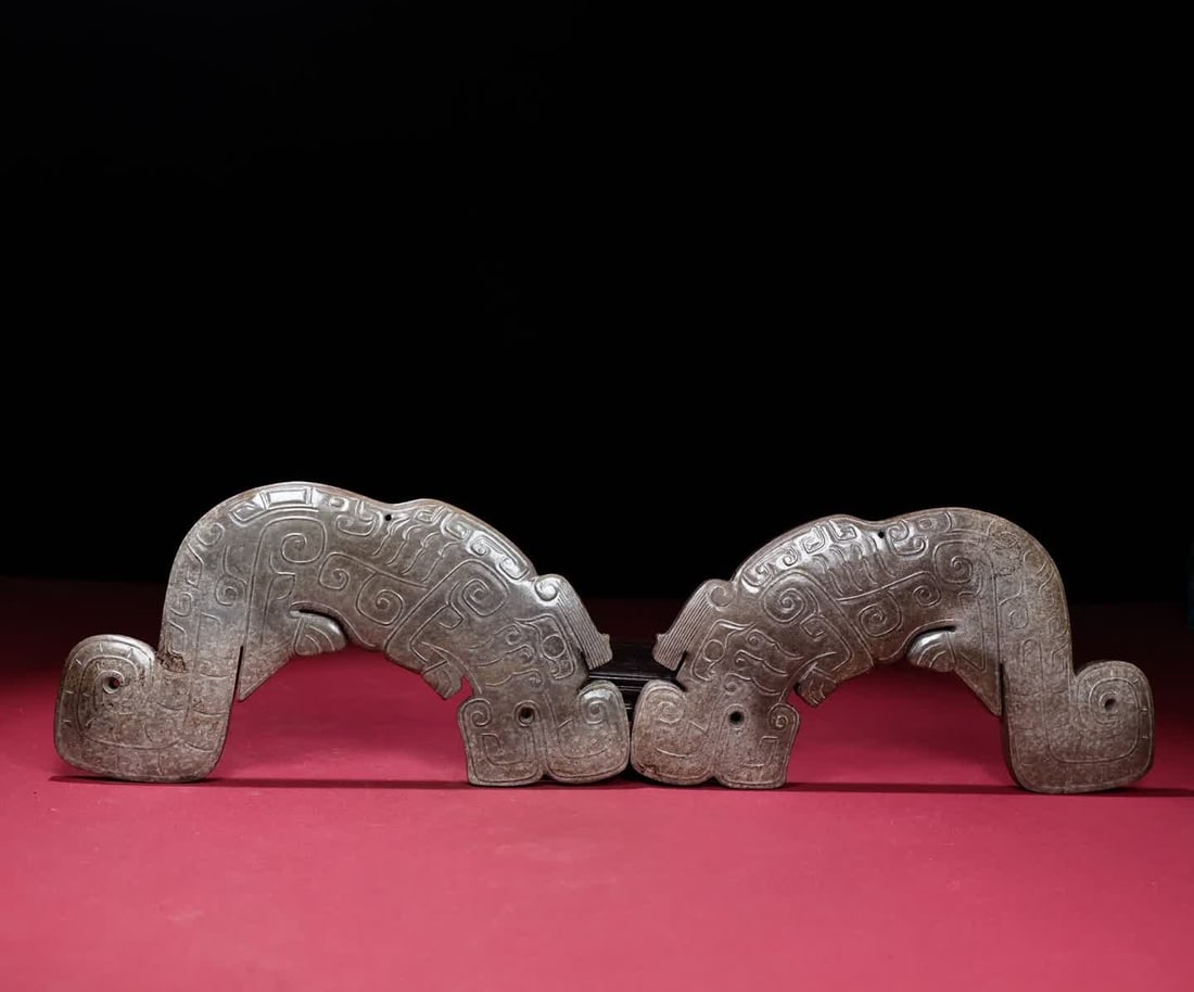 A pair of Han Dynasty jade tiger talismans: Han Dynasty jade tiger talisman SIZE: 230x120x19mm W:653g (The Dimensions Of All Batches Are Manually Measured.If You Need More Detailed Information, Please Contact Our Customer Service Before Bidding