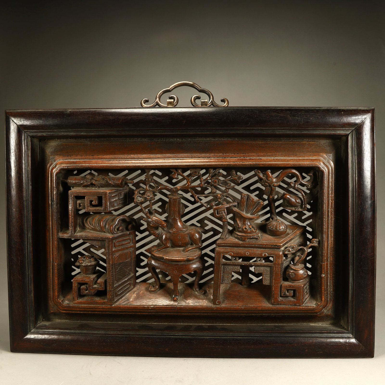 A piece of Qing Dynasty mahogany frame rosewood inlaid Bogu Qing offering pattern hanging screen (1 of 10)
