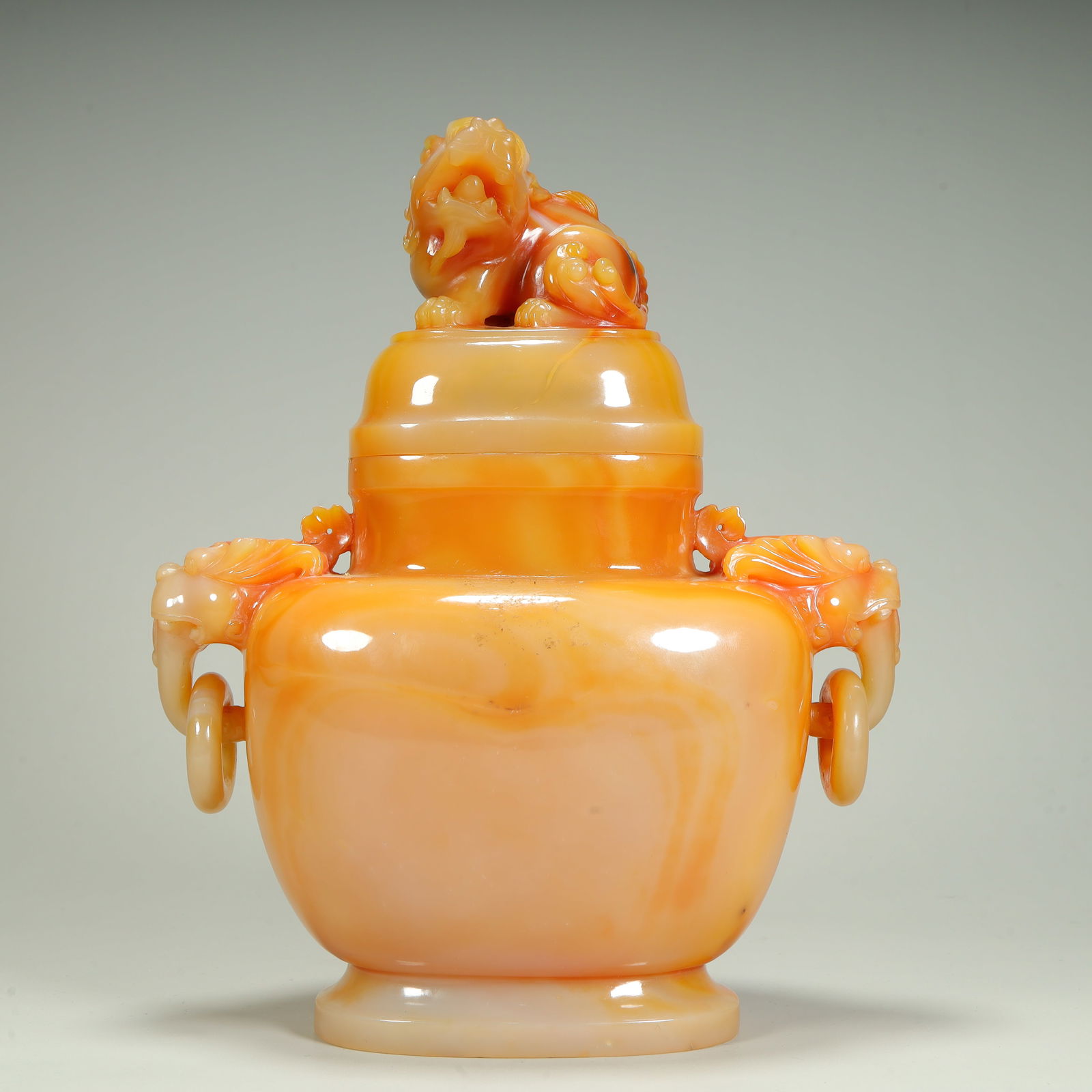 A piece of agate carved lion button amphorae jar: Onyx carved lion button amphora jar SIZE: H:27cm L:21cm W:11cm W:1982g (The Dimensions Of All Batches Are Manually Measured.If You Need More Detailed Information, Please Contact Our Customer Service B