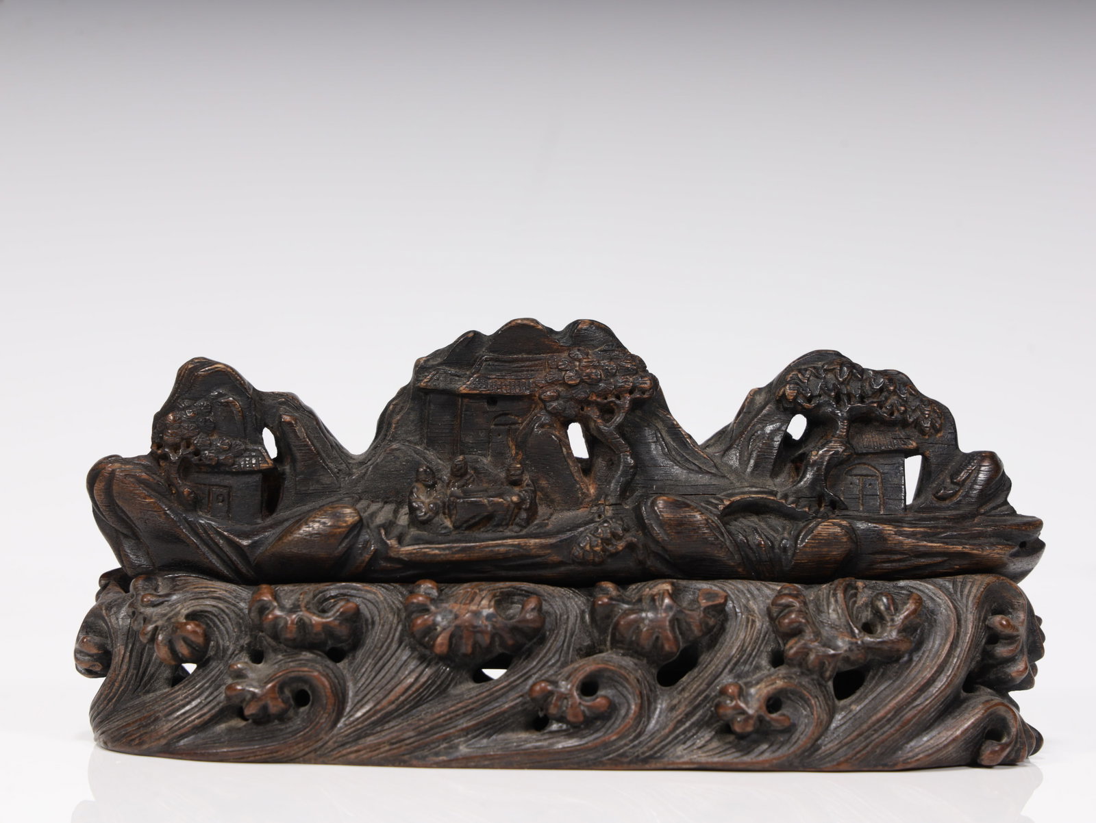 A piece of agarwood carved mountain pen holder: Agarwood carving Shanzi pen holder SIZE: L:16cm W:5cm H:7cm W:0.196kg (The Dimensions Of All Batches Are Manually Measured.If You Need More Detailed Information, Please Contact Our Customer Service Be