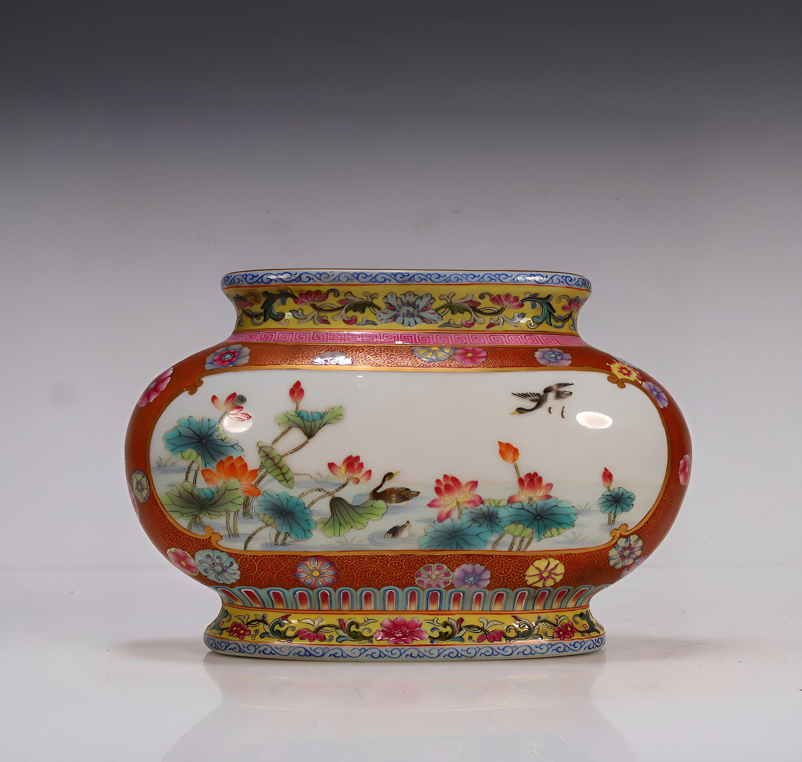 A Qing Dynasty Qianlong enamel flower and bird pattern pot (1 of 9)