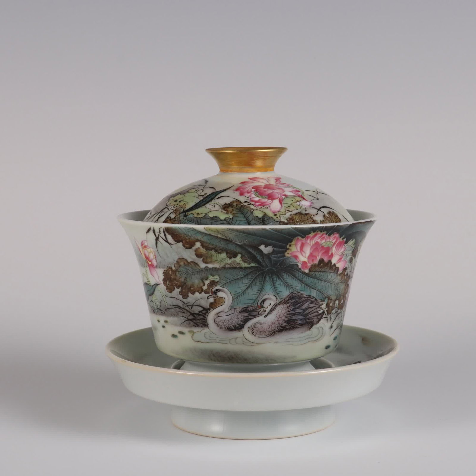 A piece of Qing Yongzheng year enamel colored lotus pond Qingqu picture three talent gaiwan (1 of 9)