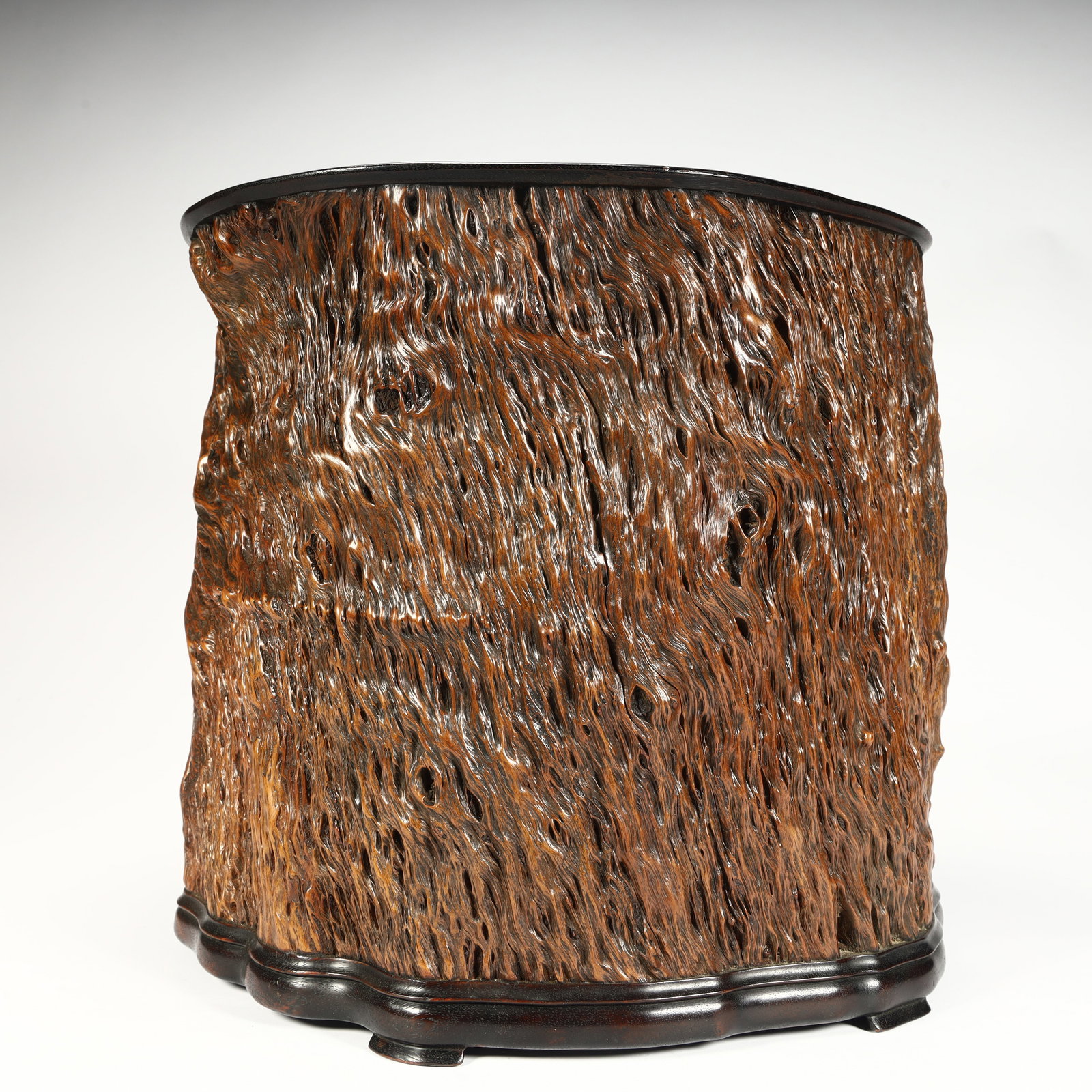 A Qing Dynasty gall inlaid rosewood mouth bottom pen holder: Qing Dynasty gall inlaid rosewood mouth bottom pen holder SIZE: H:25.5cm L:29.5cm W:26cm W:4.5kg (The Dimensions Of All Batches Are Manually Measured.If You Need More Detailed Information, Please Cont