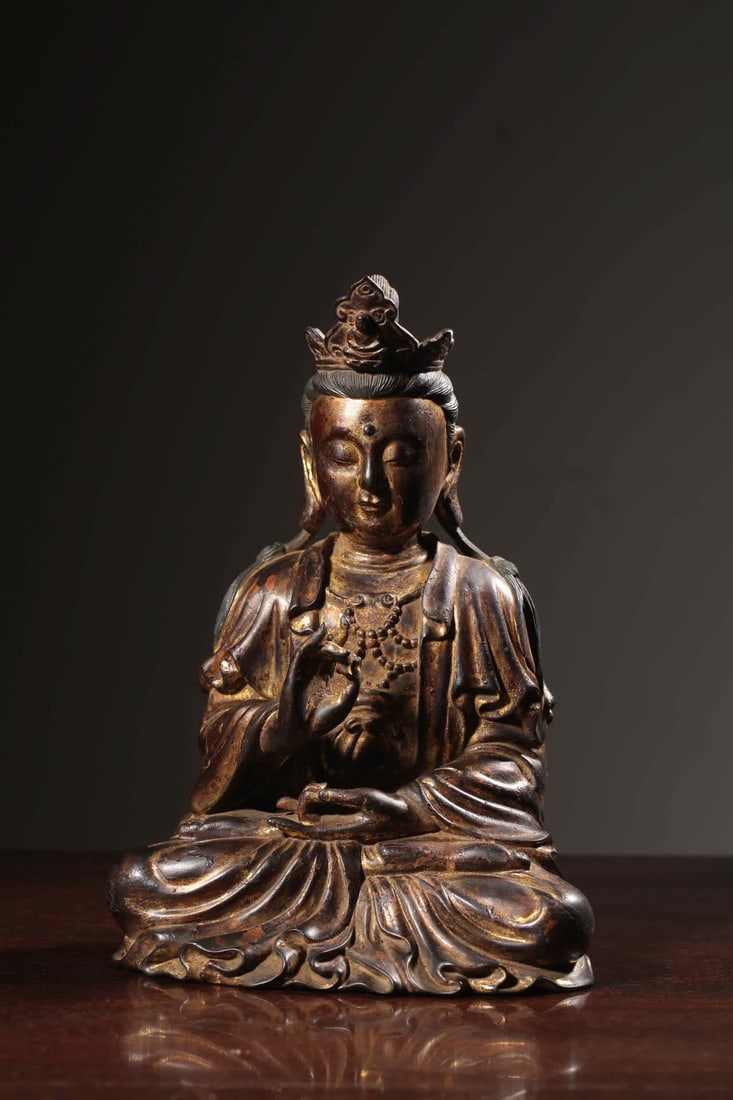 Qing Dynasty sandalwood lacquer gold carved Guanyin seated statue (1 of 9)