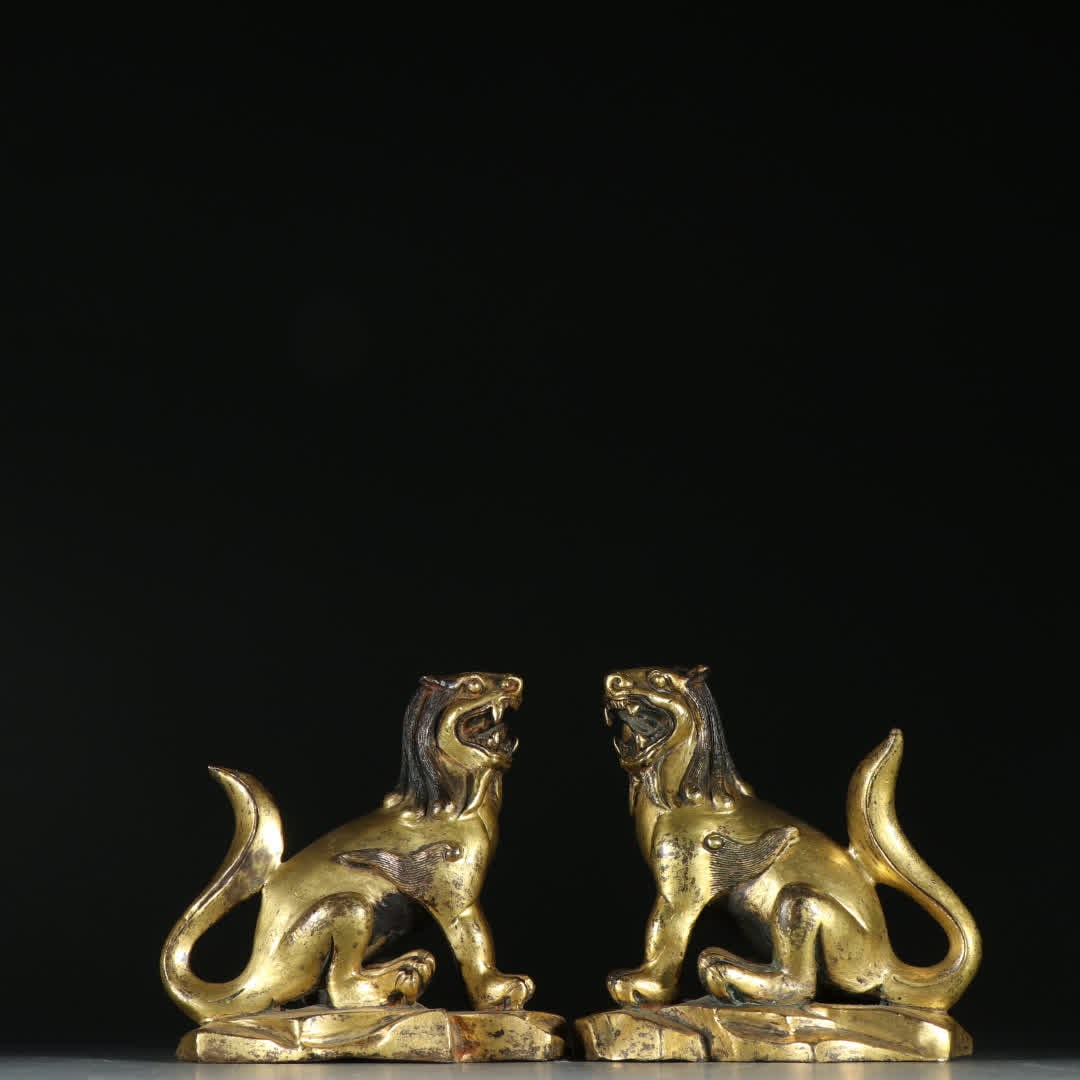 A pair of Qing Dynasty copper gilt beast ornaments: A pair of copper gilt beast ornaments in the Qing Dynasty SIZE: H:9cm W:9.4cm Total W:1204g (The Dimensions Of All Batches Are Manually Measured.If You Need More Detailed Information, Please Contact O