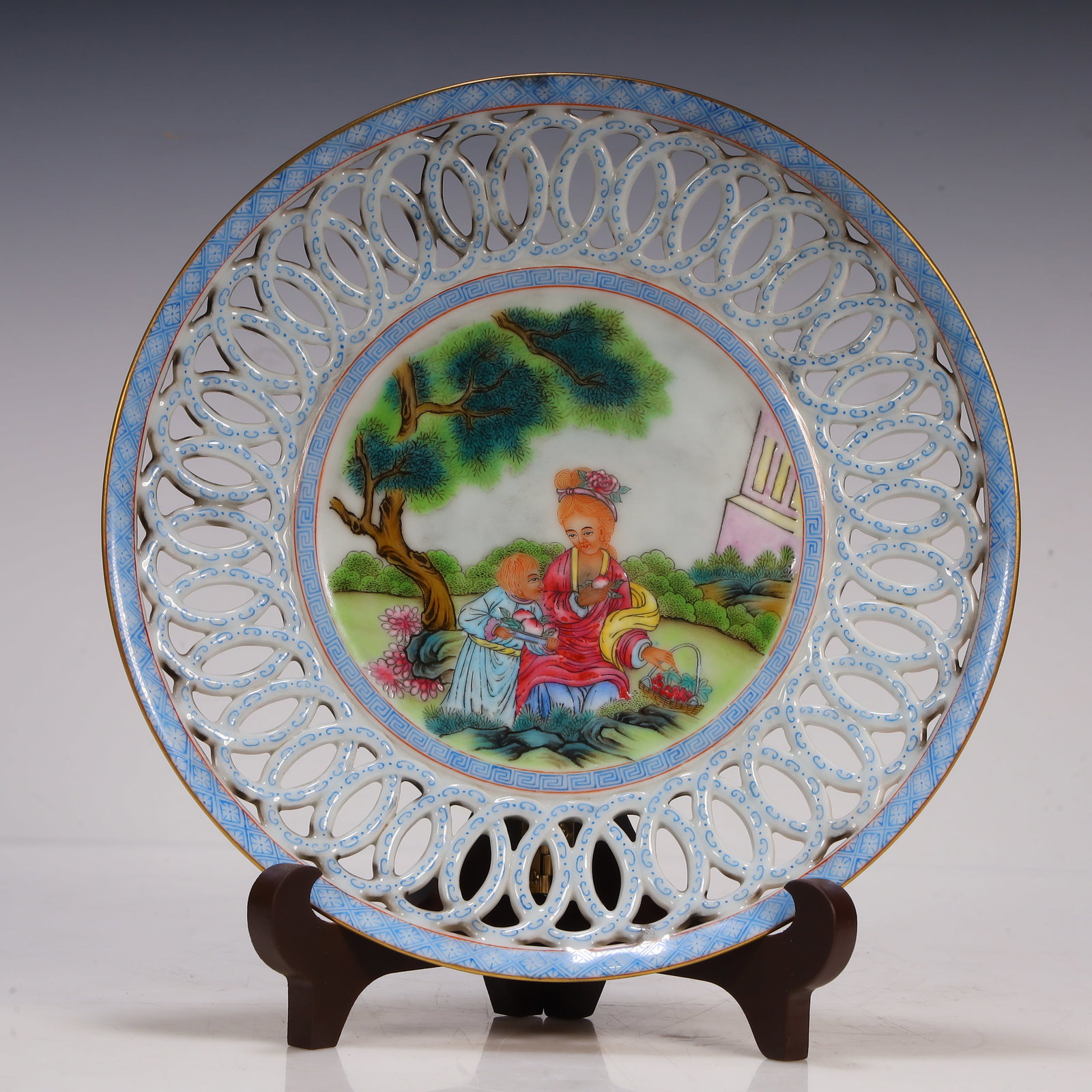 A Qing Dynasty Qianlong blue material hollow plate: Qing Dynasty Qianlong blue material hollow plate SIZE: L:19.5cm W:19.5cm H:3cm W:424g (The Dimensions Of All Batches Are Manually Measured.If You Need More Detailed Information, Please Contact Our Cus