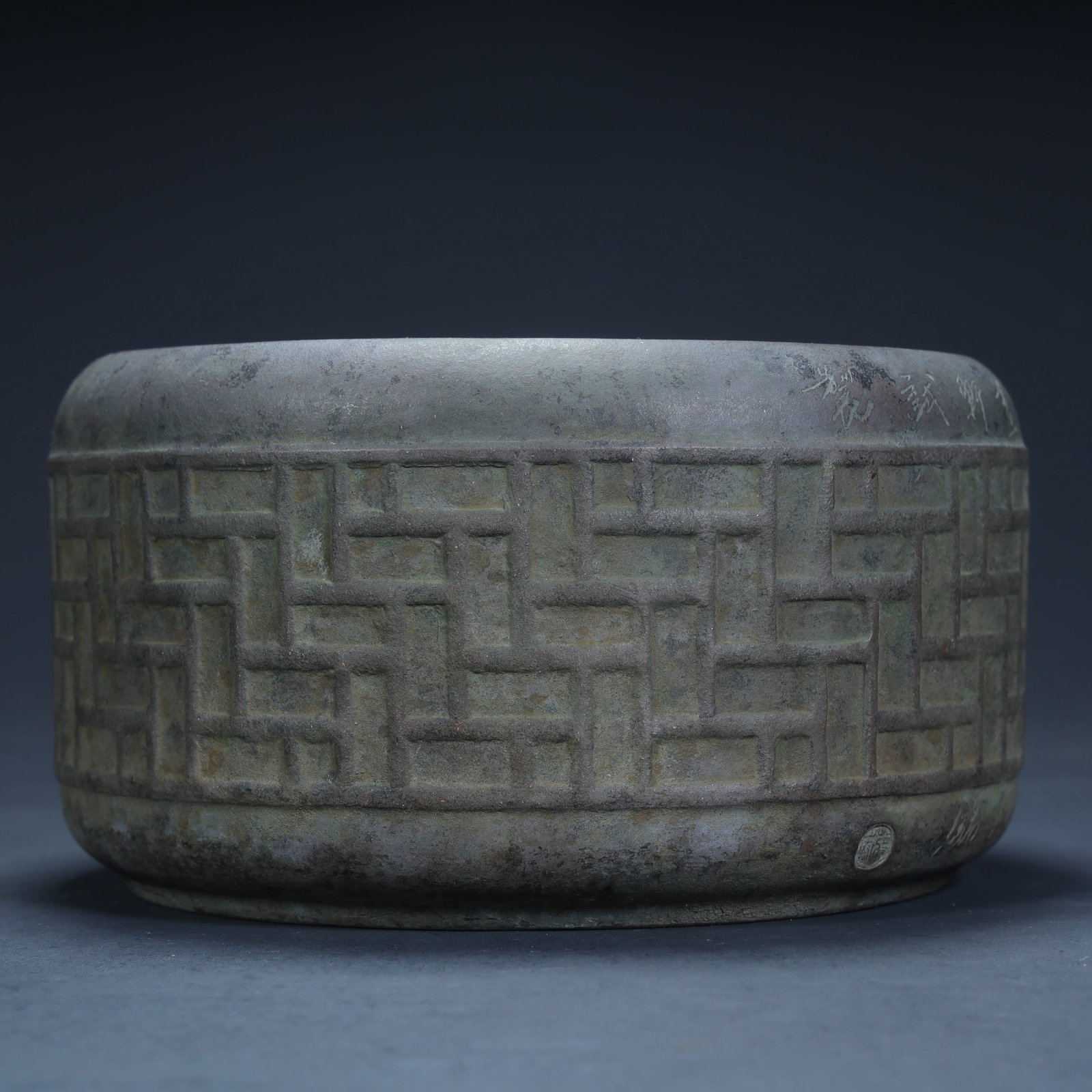 A piece of Qing Dynasty purple sand continuous pattern brush wash,: Qing Dynasty purple sand continuous pattern brush washing, SIZE: H:6.5cm L:16cm W:16cm W:894g (The Dimensions Of All Batches Are Manually Measured.If You Need More Detailed Information, Please Contact