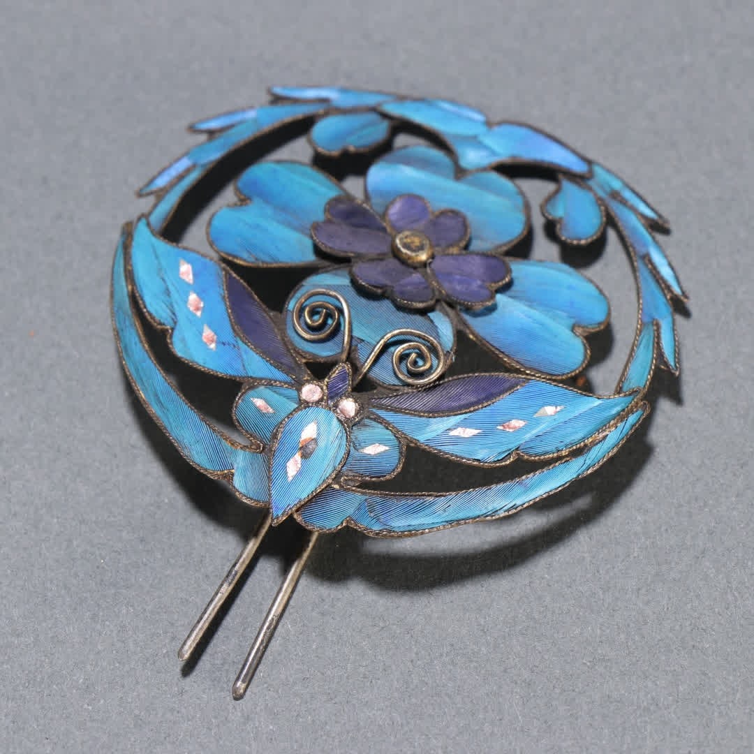 A Qing Dynasty silver-gilt emerald pattern hairpin: Qing Dynasty silver gilt dotted emerald pattern hairpin SIZE: W:6x5cm W:5.8g (The Dimensions Of All Batches Are Manually Measured.If You Need More Detailed Information, Please Contact Our Customer Ser